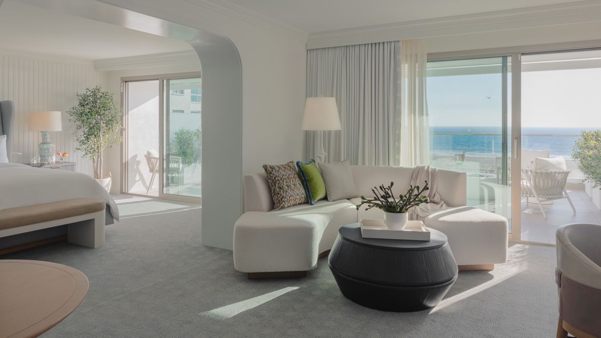 غرفة ضيوف جميلة تطل على المحيط الهادئ المغمور بالضوء