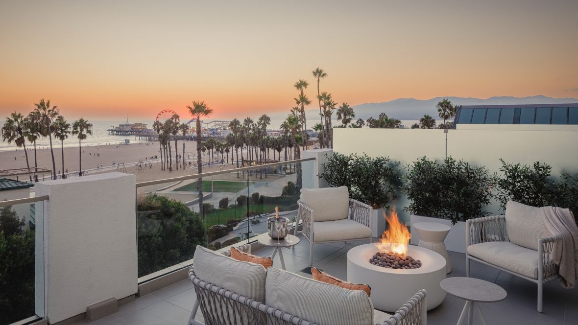 منطقة جلوس خارجية مع مدفأة تطل على الشاطئ والمحيط