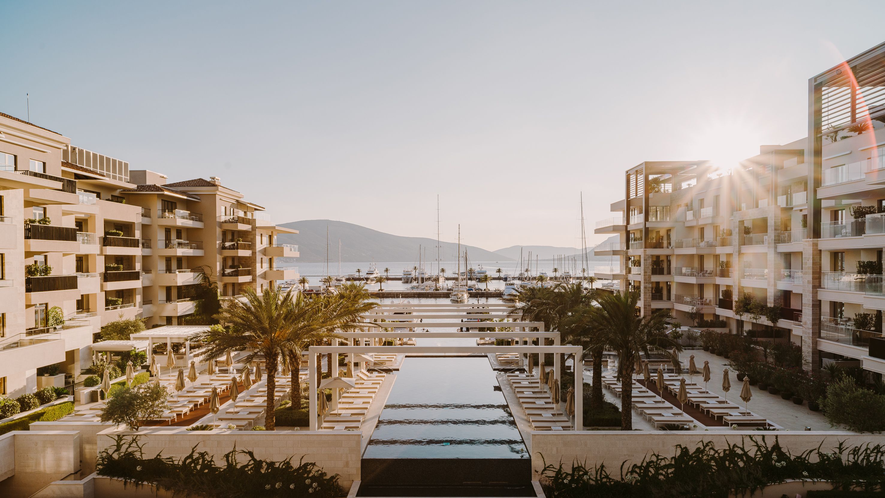 Pool Club is located between Aqua and Baia wings