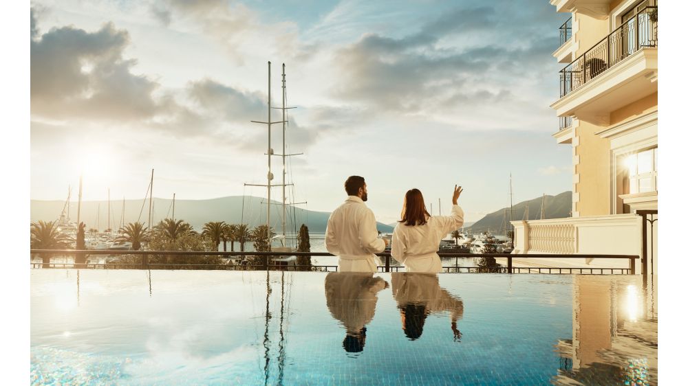 Infinity outdoor pool in Venezia overlooking the bay