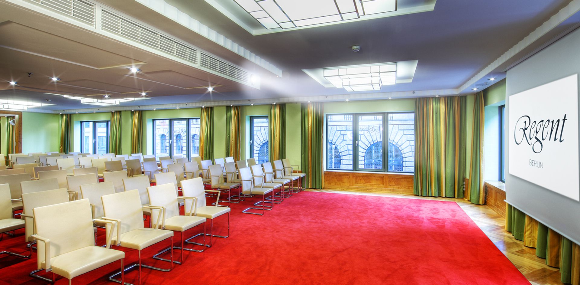 Salón Gropius con luz natural y vistas a la plaza Gendarmenmarkt