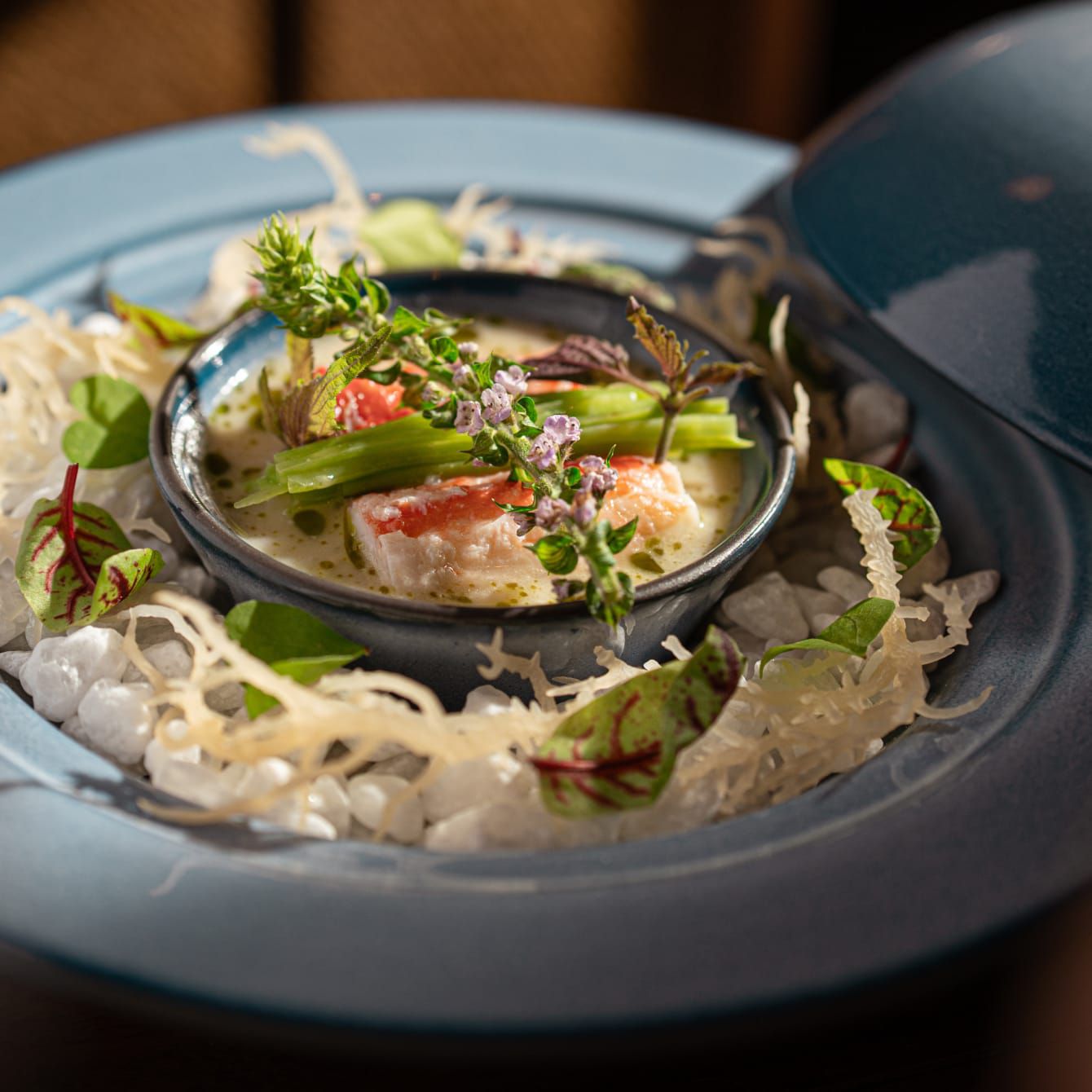 Un plato servido extravagantemente dentro de la experiencia Taste Studio.