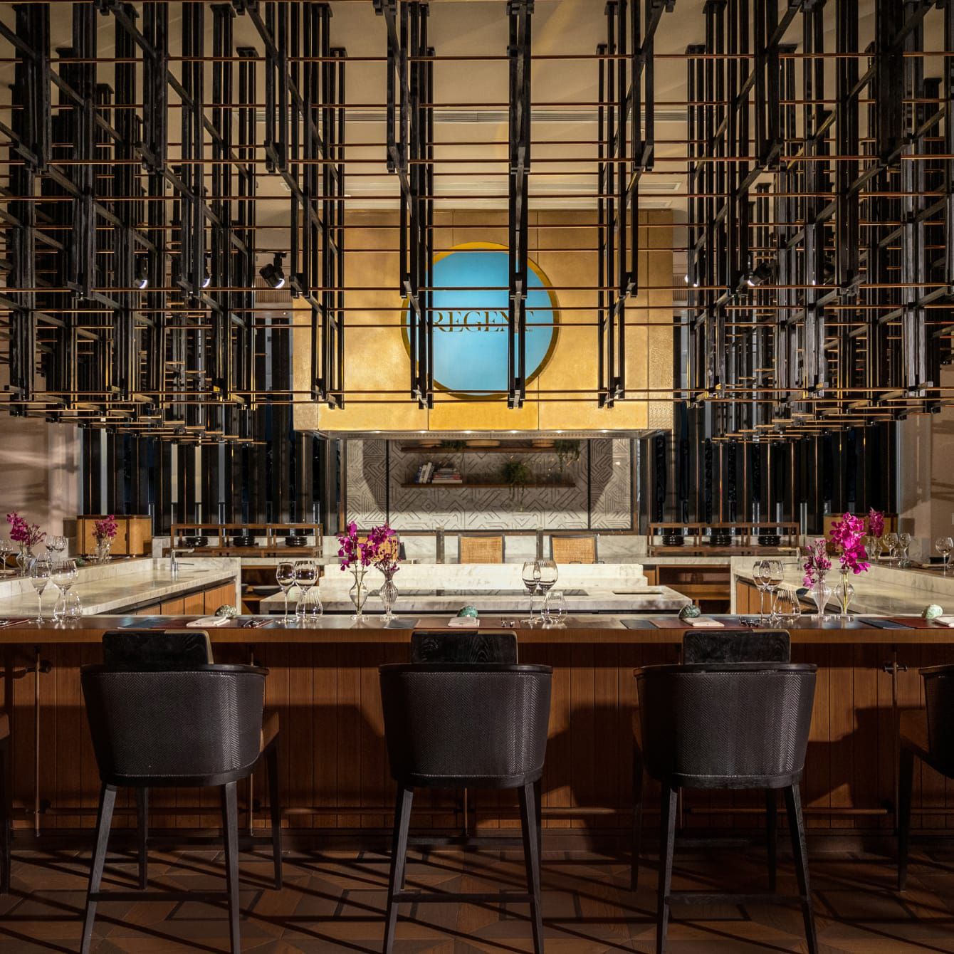 Una mesa de un chef experto, ingeniosamente preparada, para que los huéspedes se sumerjan en una experiencia gastronómica.