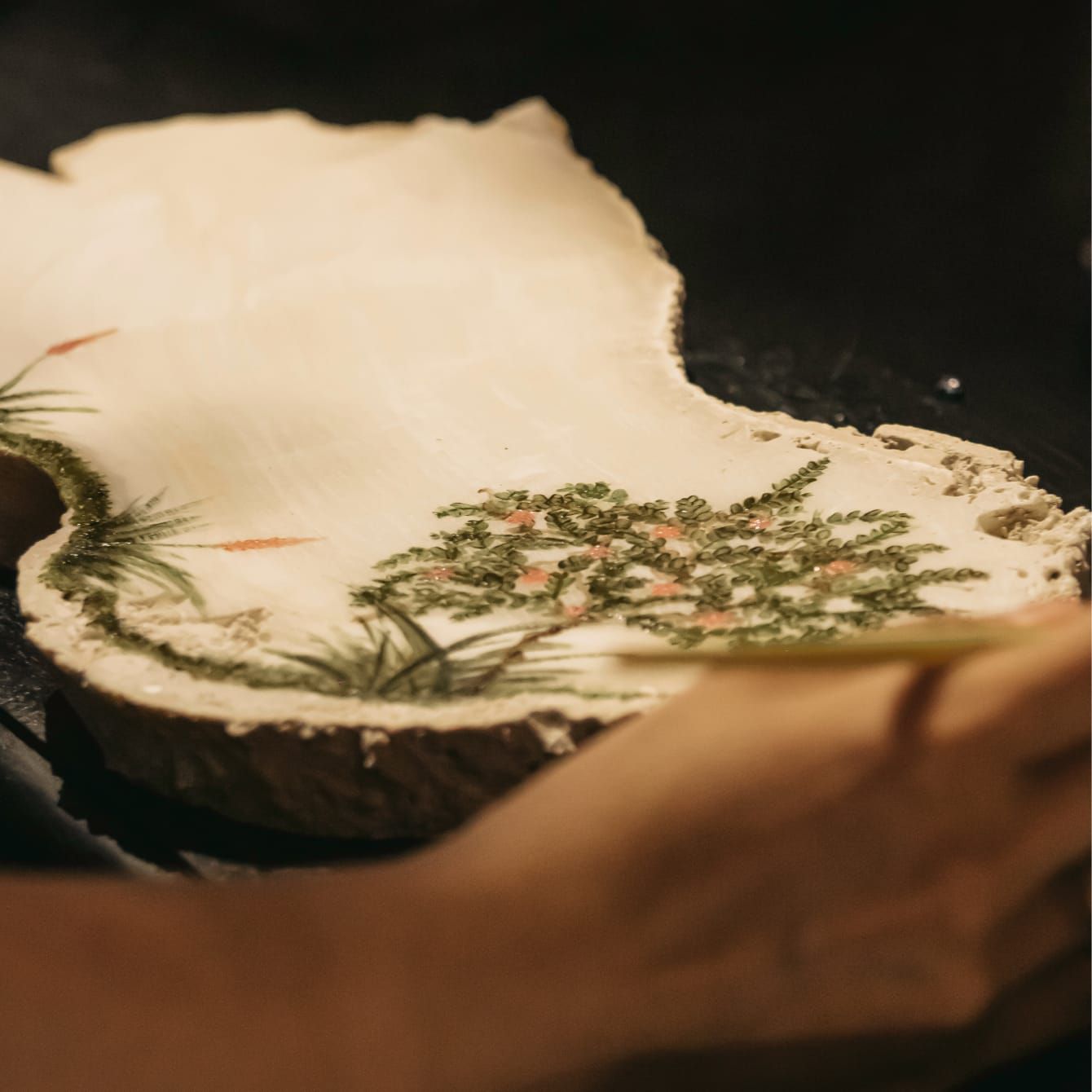 Una gigante concha marina con una delicada decoración.