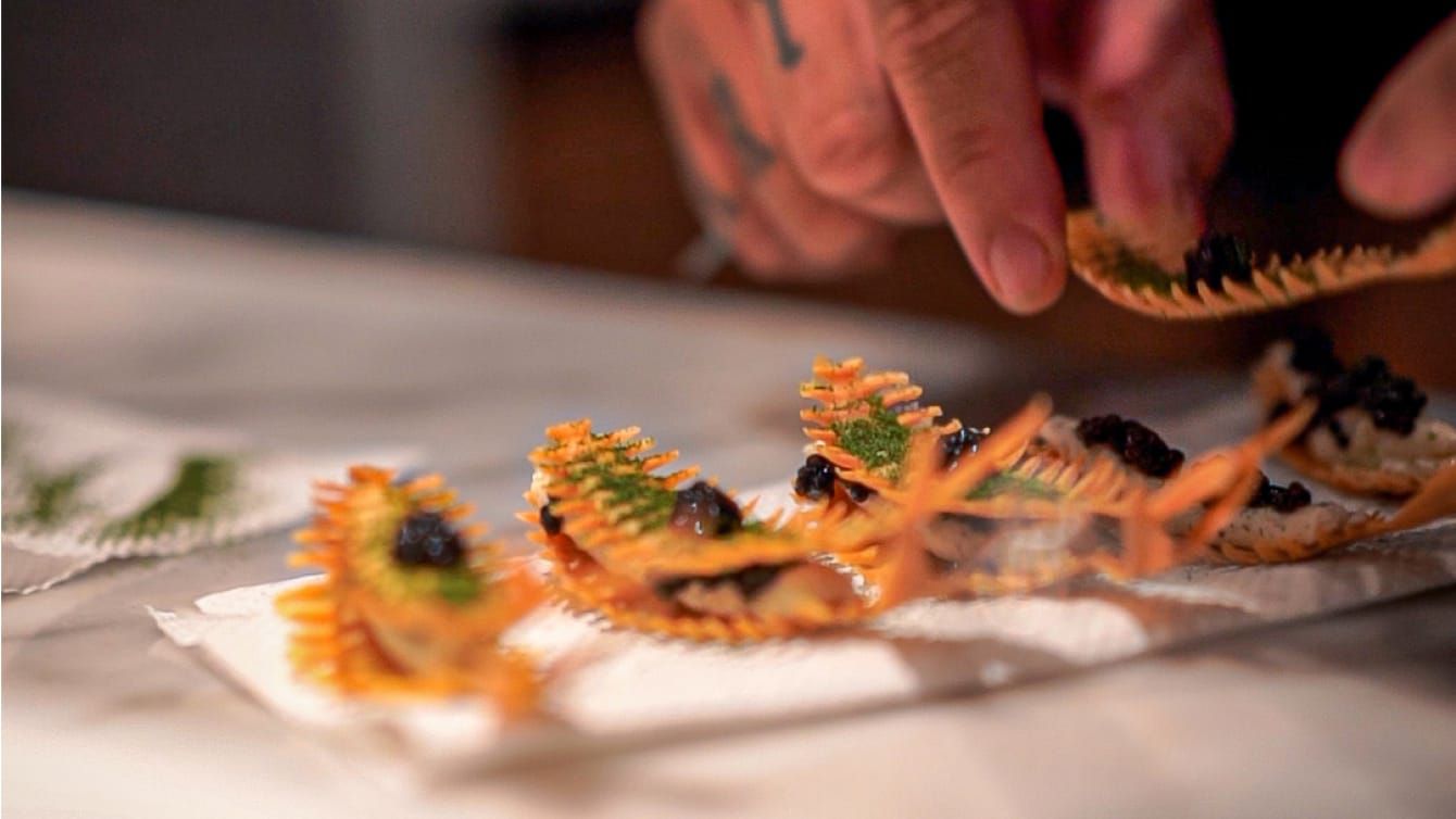 Seorang Master Chef sedang menyelesaikan hidangan lezat berisi makanan kecil.