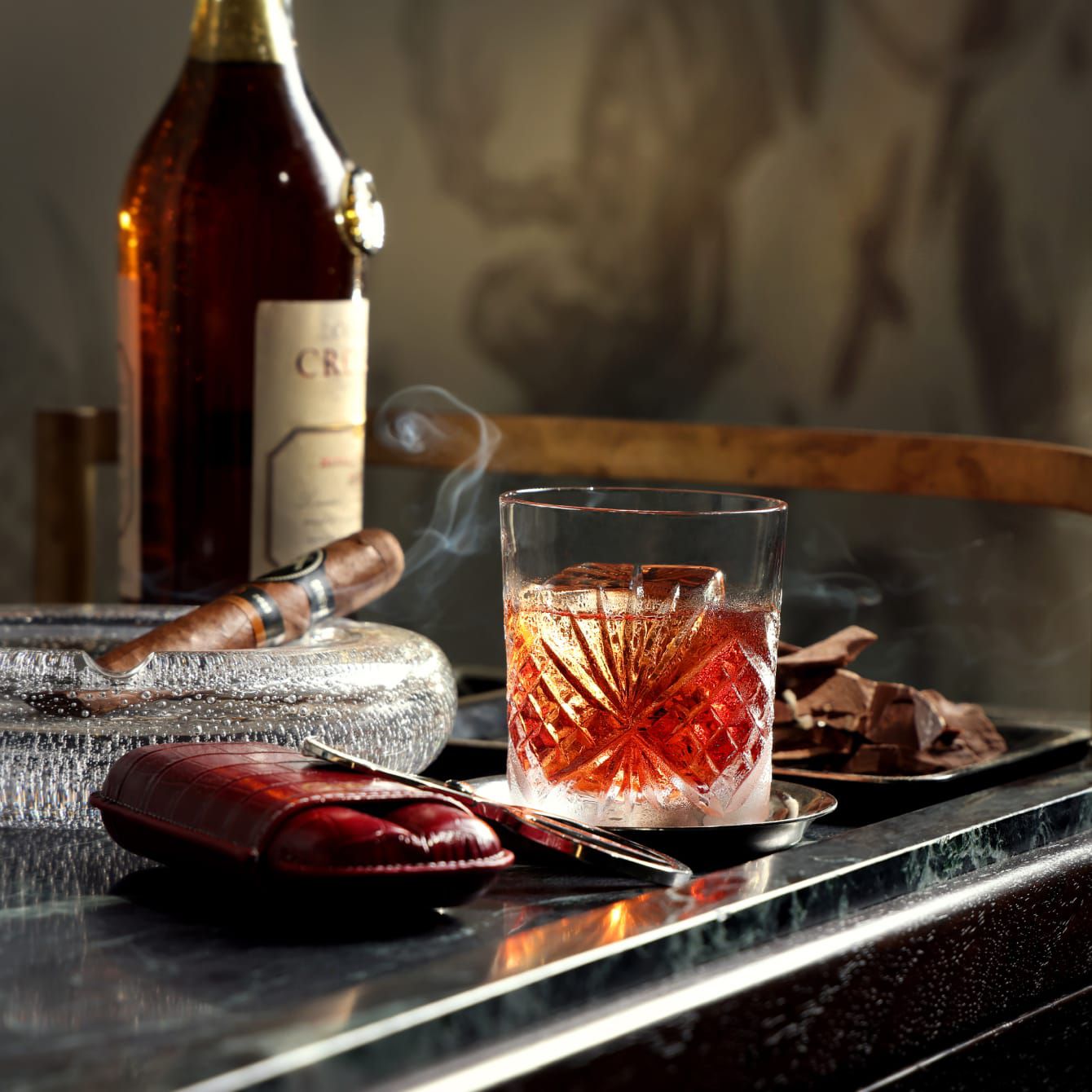 Sebotol wiski antik dan cerutu dalam suasana yang hangat di Hong Kong.