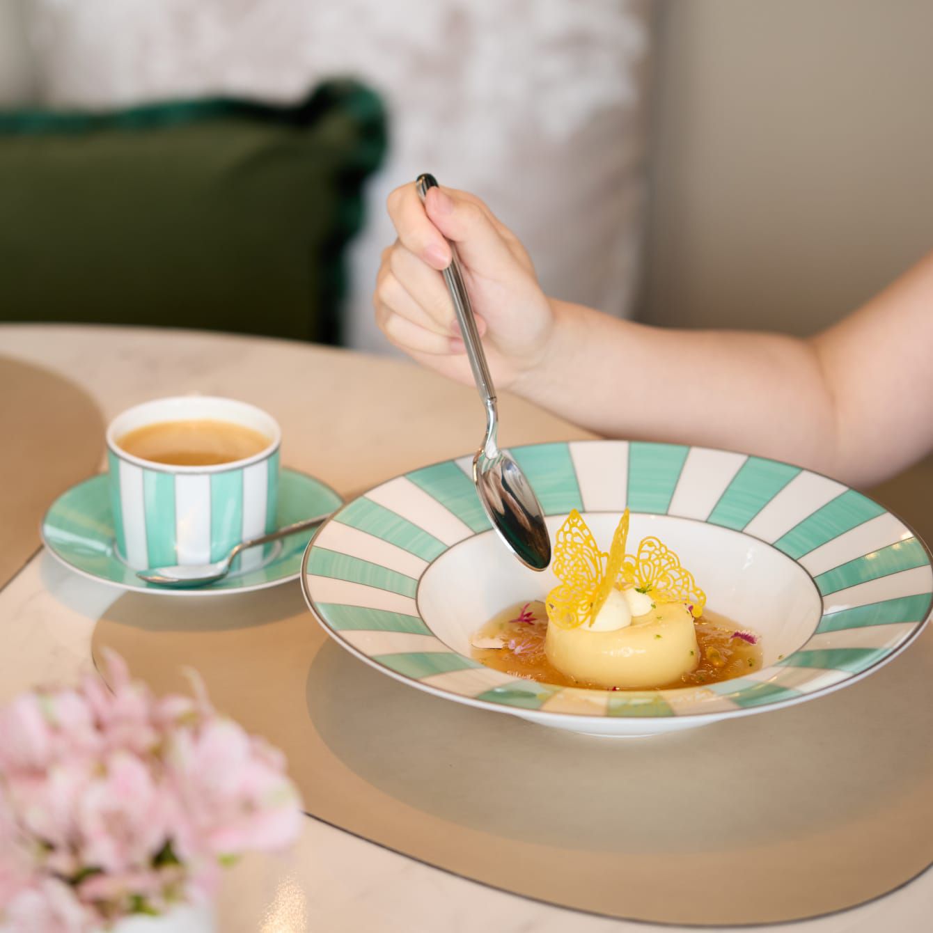 Sesi istirahat sore dengan teh dan manisan lokal di Shanghai.