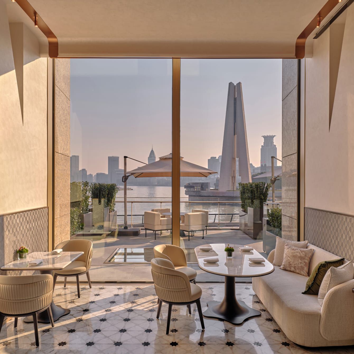 Pemandangan menakjubkan di pagi hari yang menampilkan sungai sampai cakrawala kota.