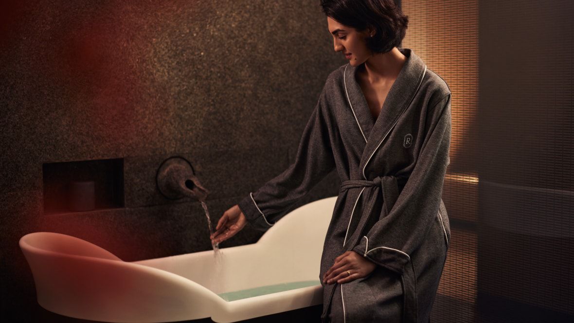 femme assise sur le bord d'une baignoire