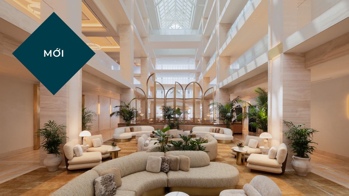 роскошное лобби отеля Regent Santa Monica с изысканной мебелью и атриумом
