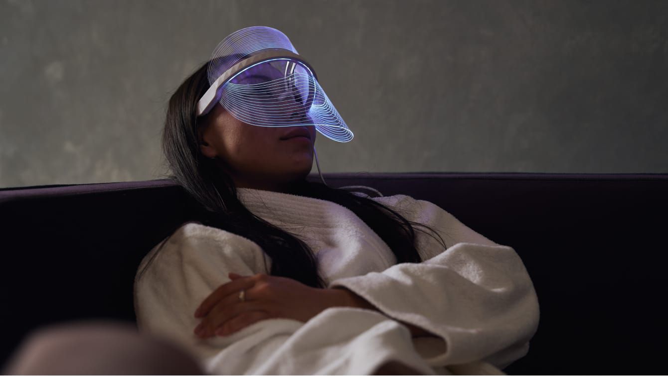 Khách đang tận hưởng liệu trình tái tạo da mặt hiện đại.