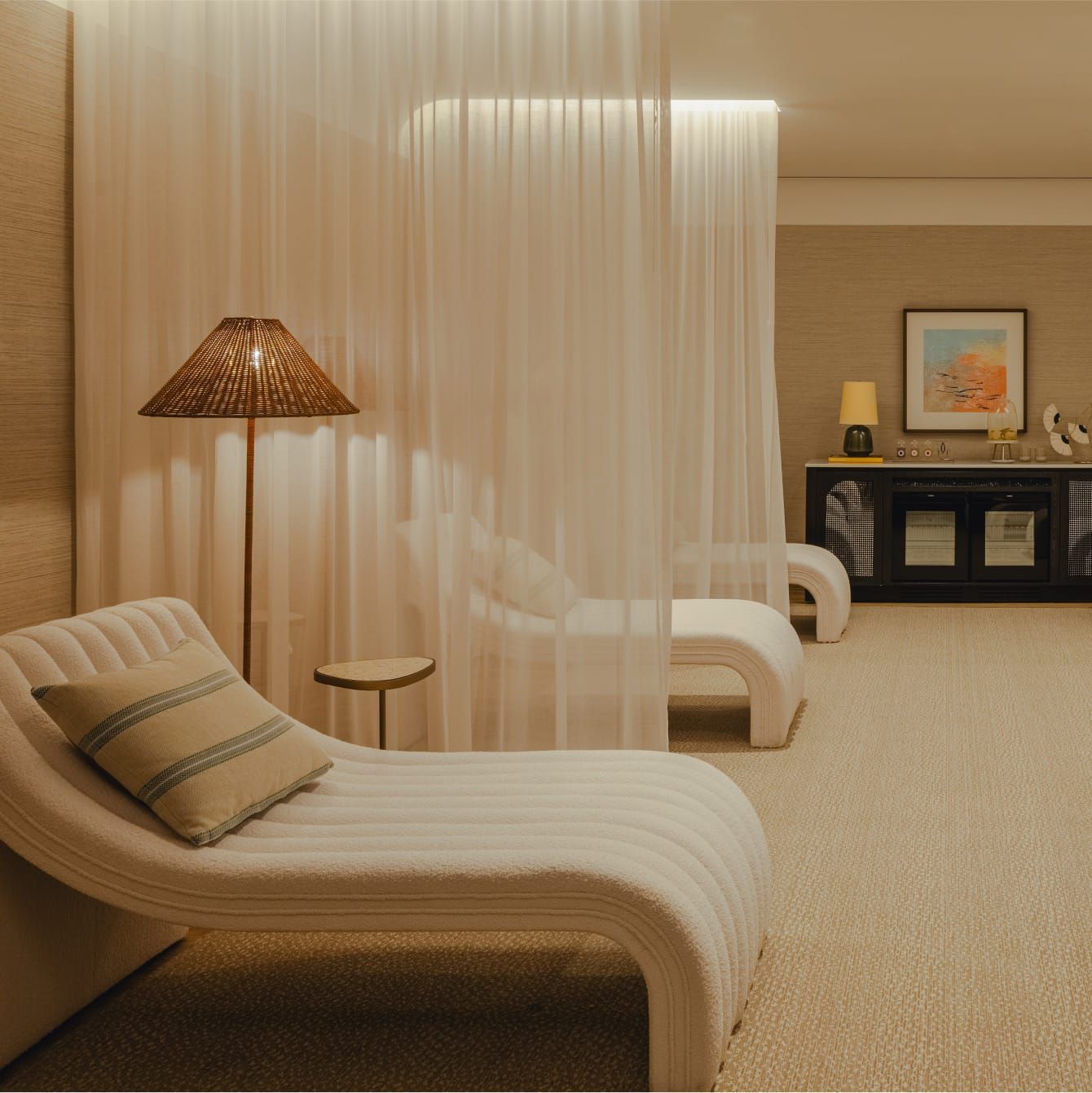 Khu vực thư giãn của Spa với trà, nước ngâm hoa quả và không gian riêng tư để tái tạo năng lượng.