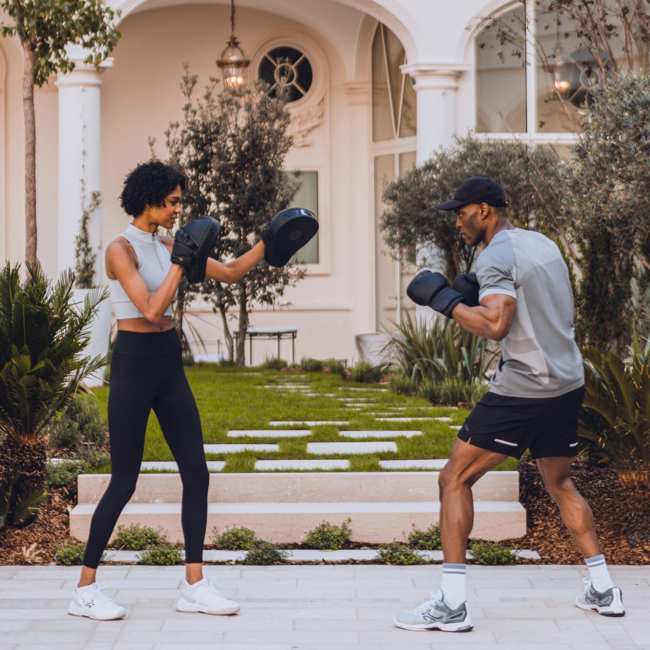 Một khách lưu trú đang tận hưởng buổi tập boxing riêng tư ngoài trời.