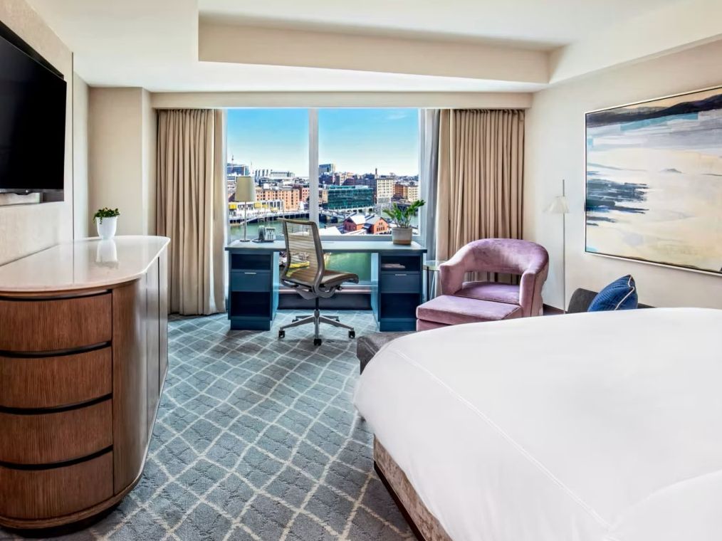 Guest room that overlooks Boston waterfront 