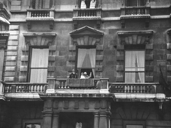 Queen Elisabeth waving with family