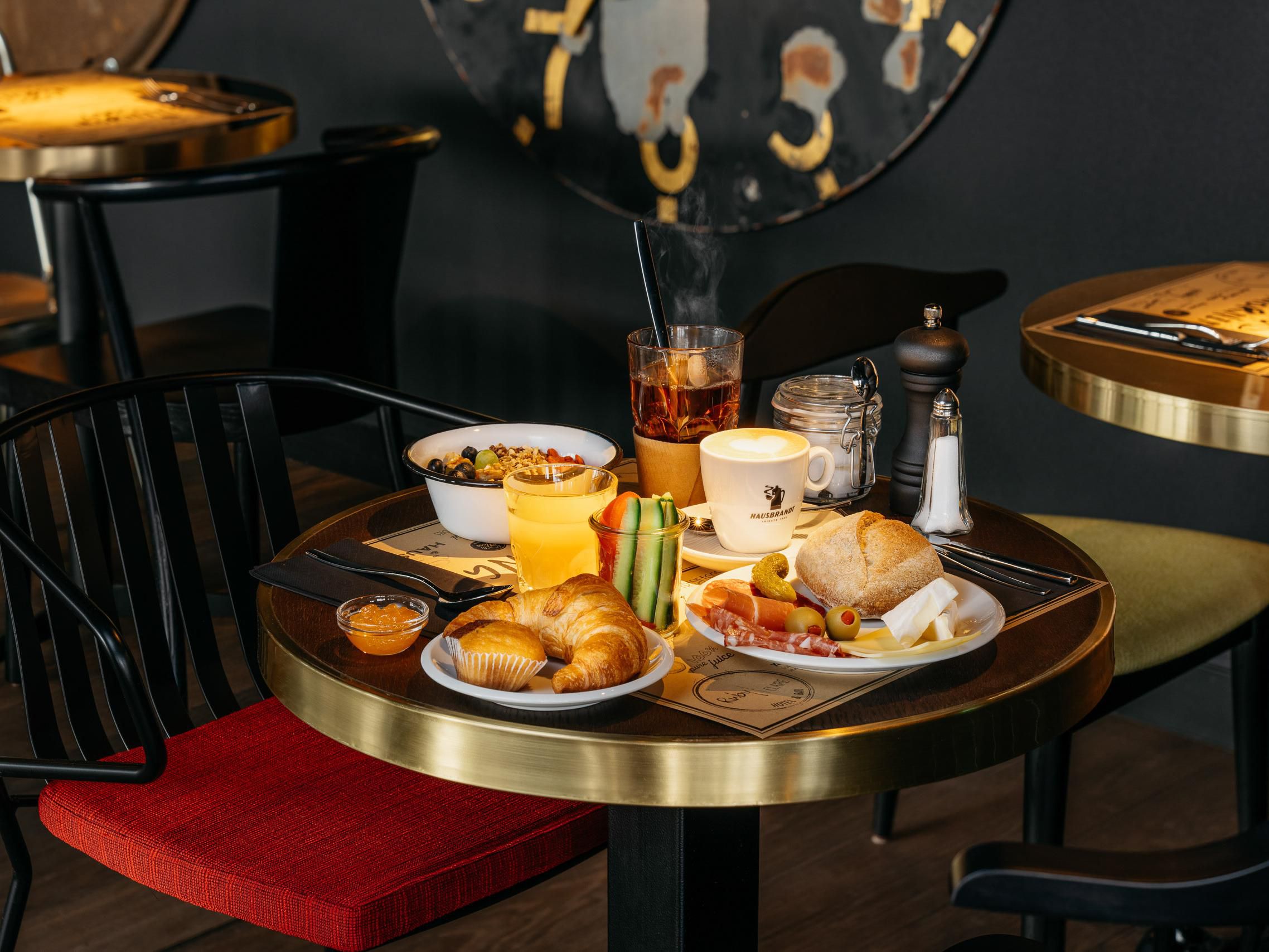 Ruby Claire Hotel Geneva | Breakfast & Bar
