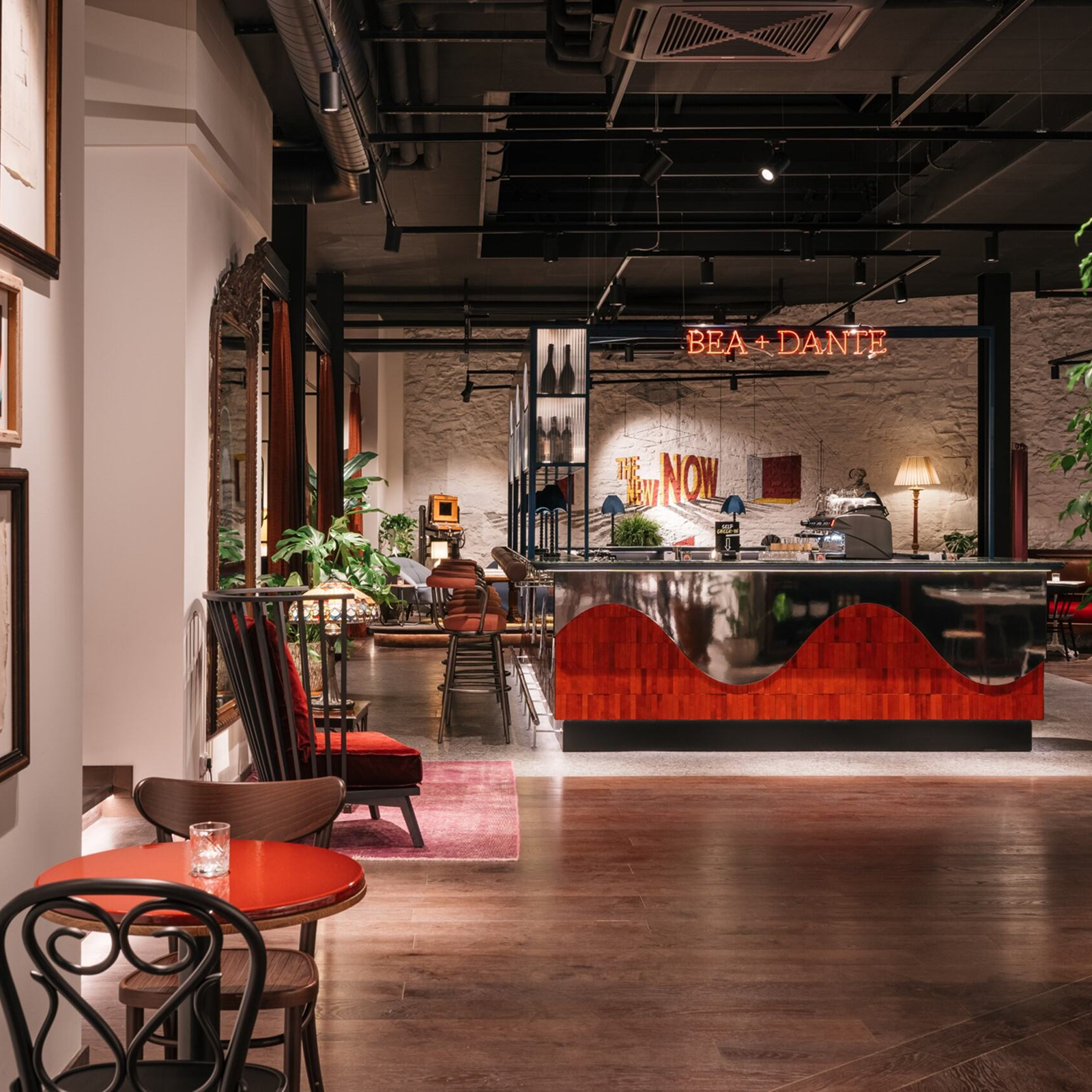 Một chiếc bàn nhỏ ở góc quán rượu, nhìn ra quầy bar trong khách sạn.