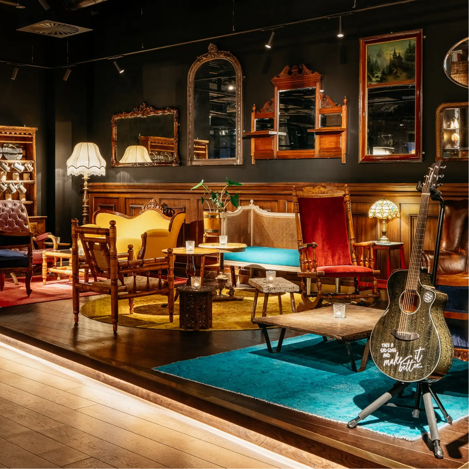 Khu vực tiếp khách với những chiếc ghế và gương độc đáo trên tường.