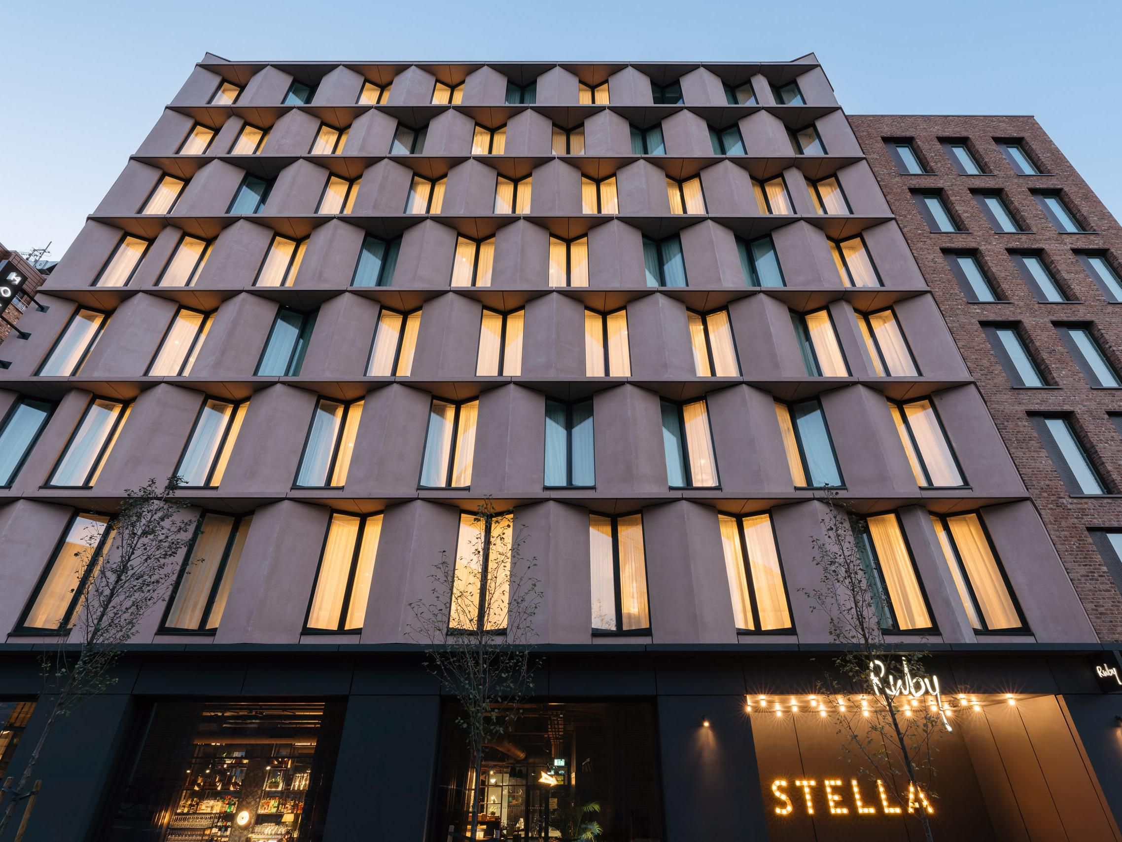 Ruby Stella Hotel Londres | Exterior del hotel al anochecer