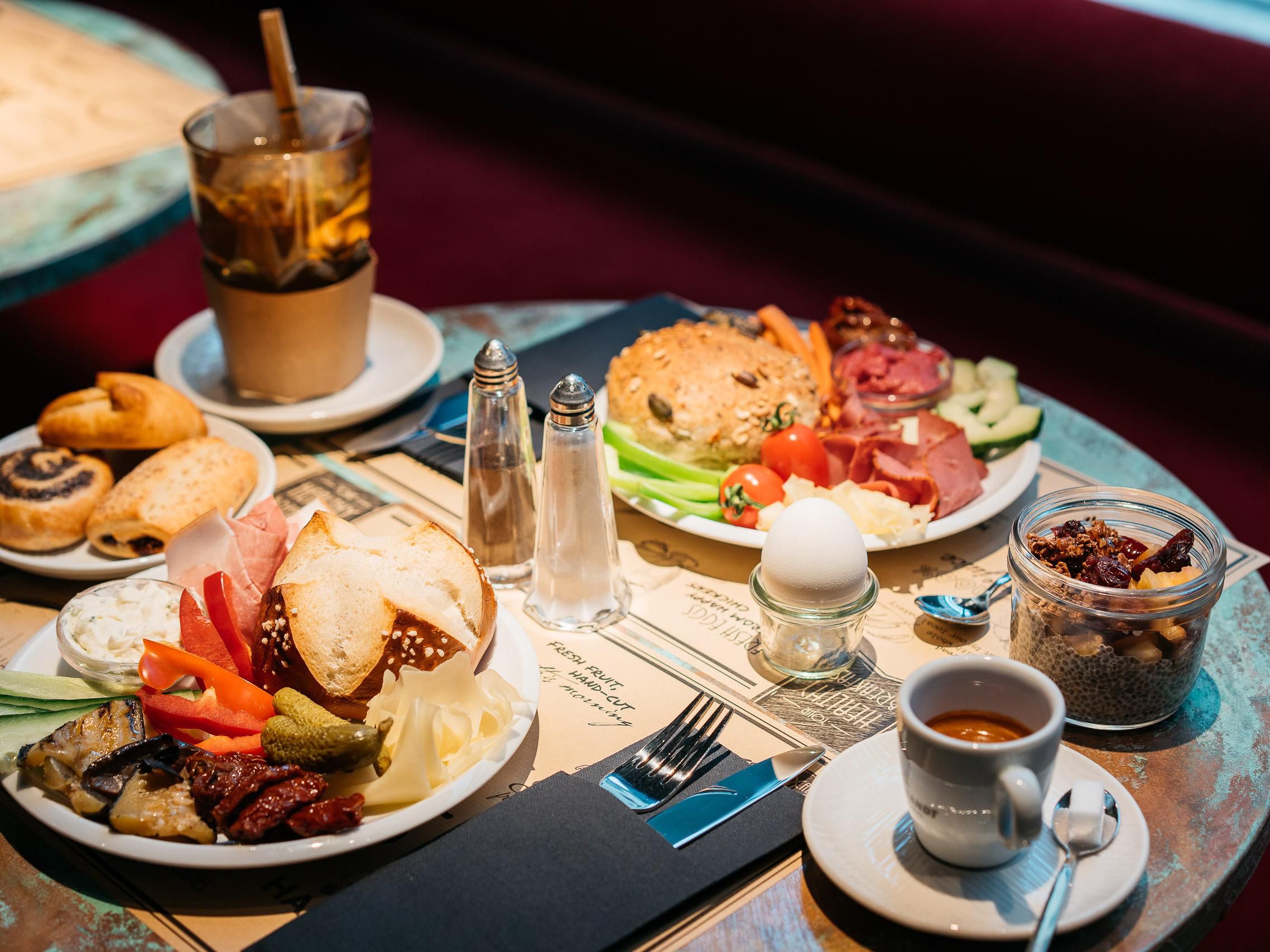 Ruby Stella Hotel London | Breakfast & Bar