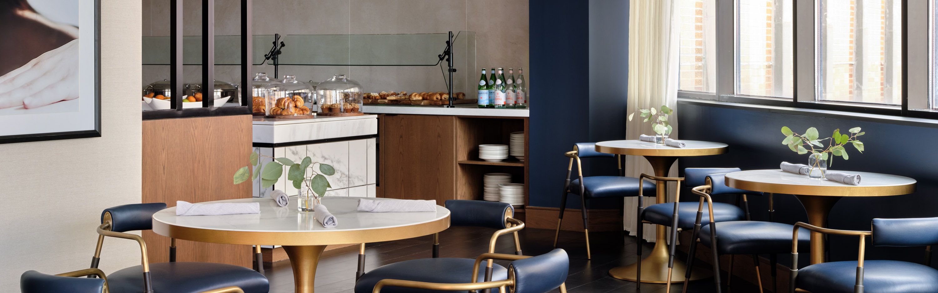 Club InterContinental lounge with dining tables and breakfast buffet.