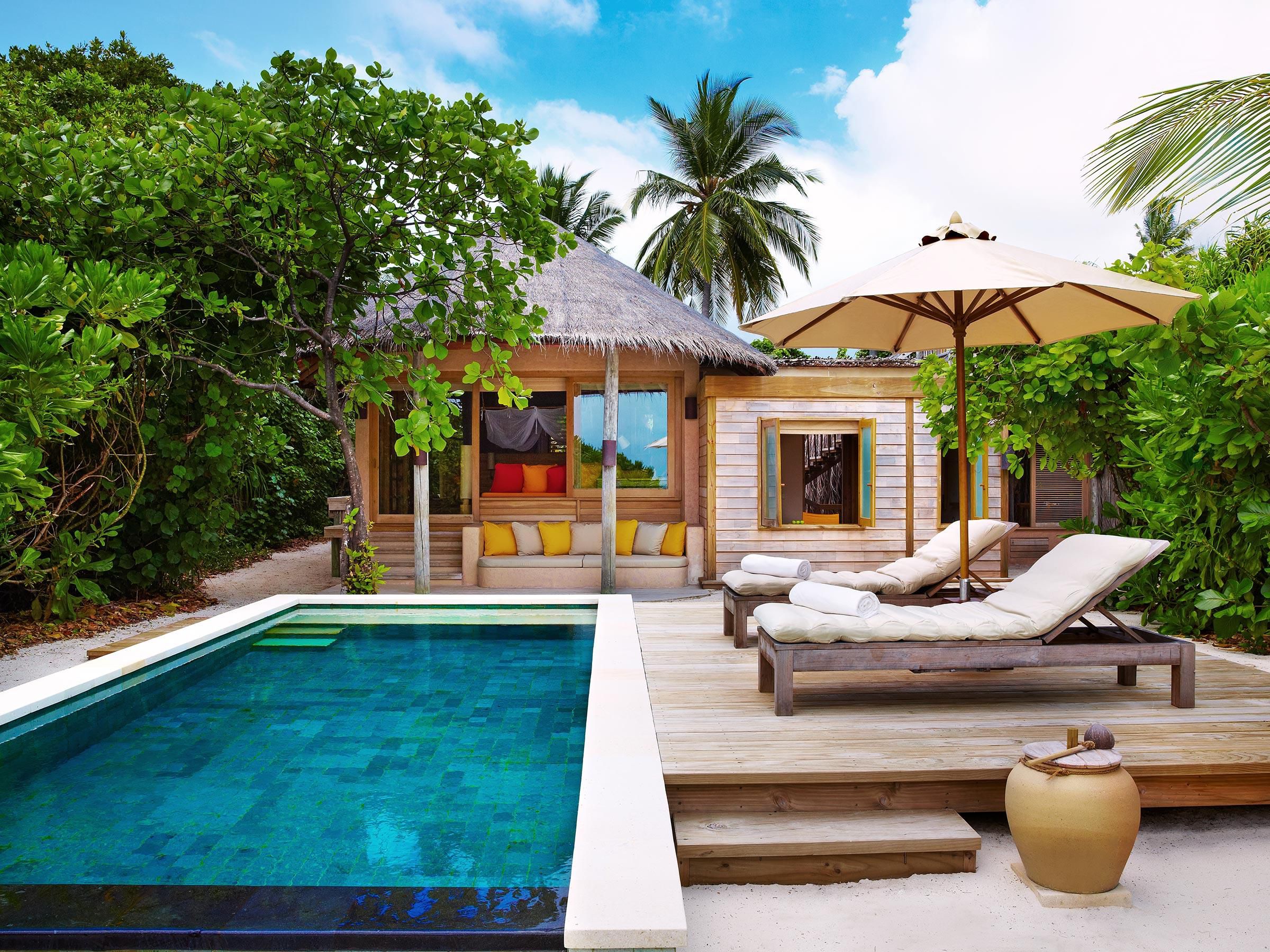 Beachfront family living with a panoramic upper deck