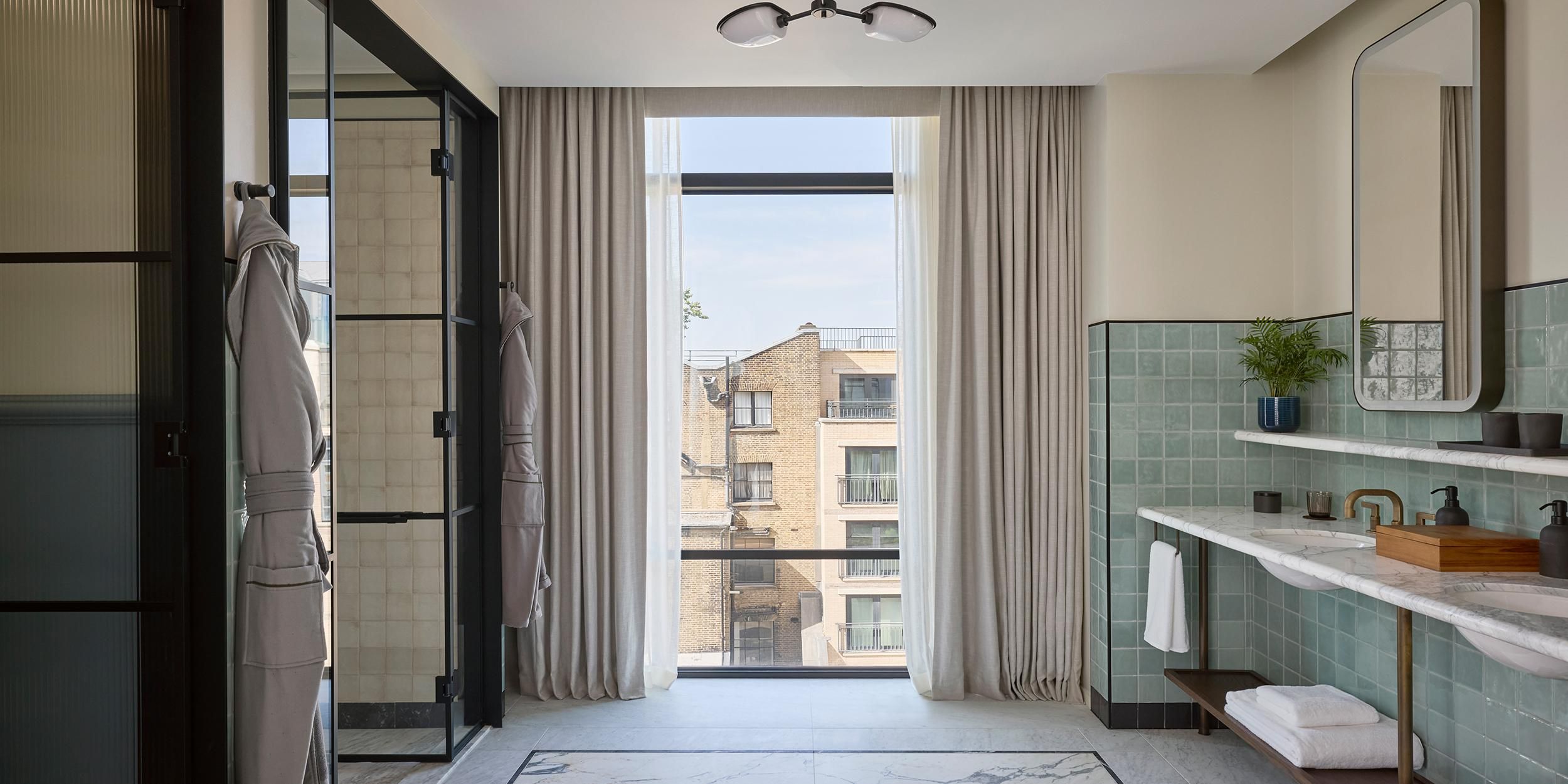 Corner Junior Suite Bathroom