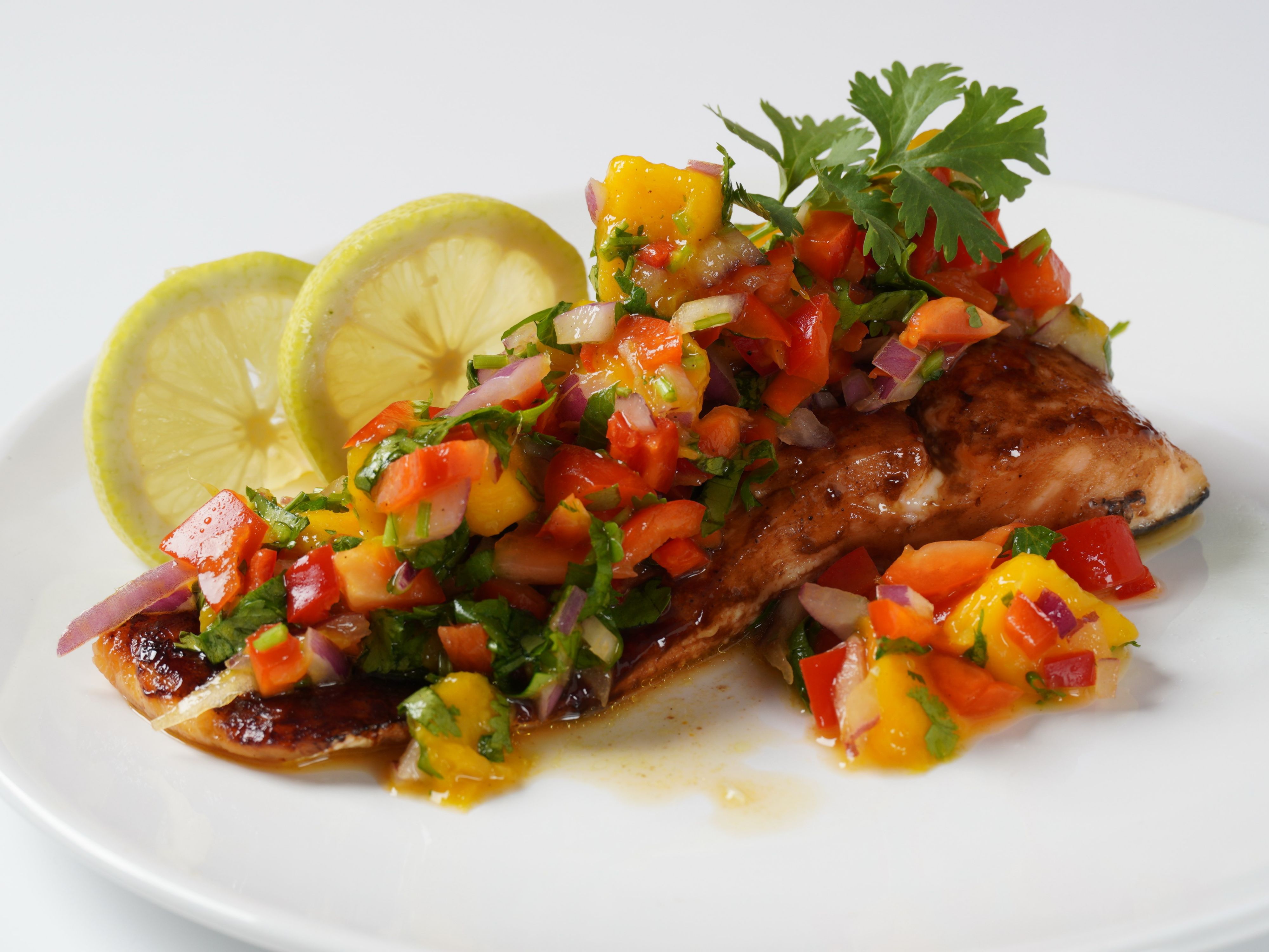 Salmon with salsa and lemons