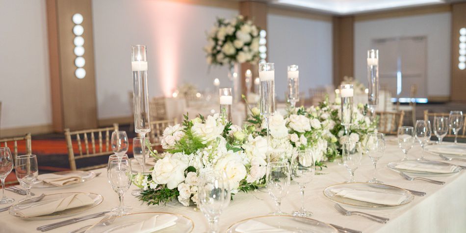 Elegante lugar para bodas con mesas a la luz de las velas y centros de mesa florales