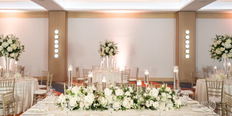 Mesa de primer plano con servilletas blancas dobladas y flores frescas