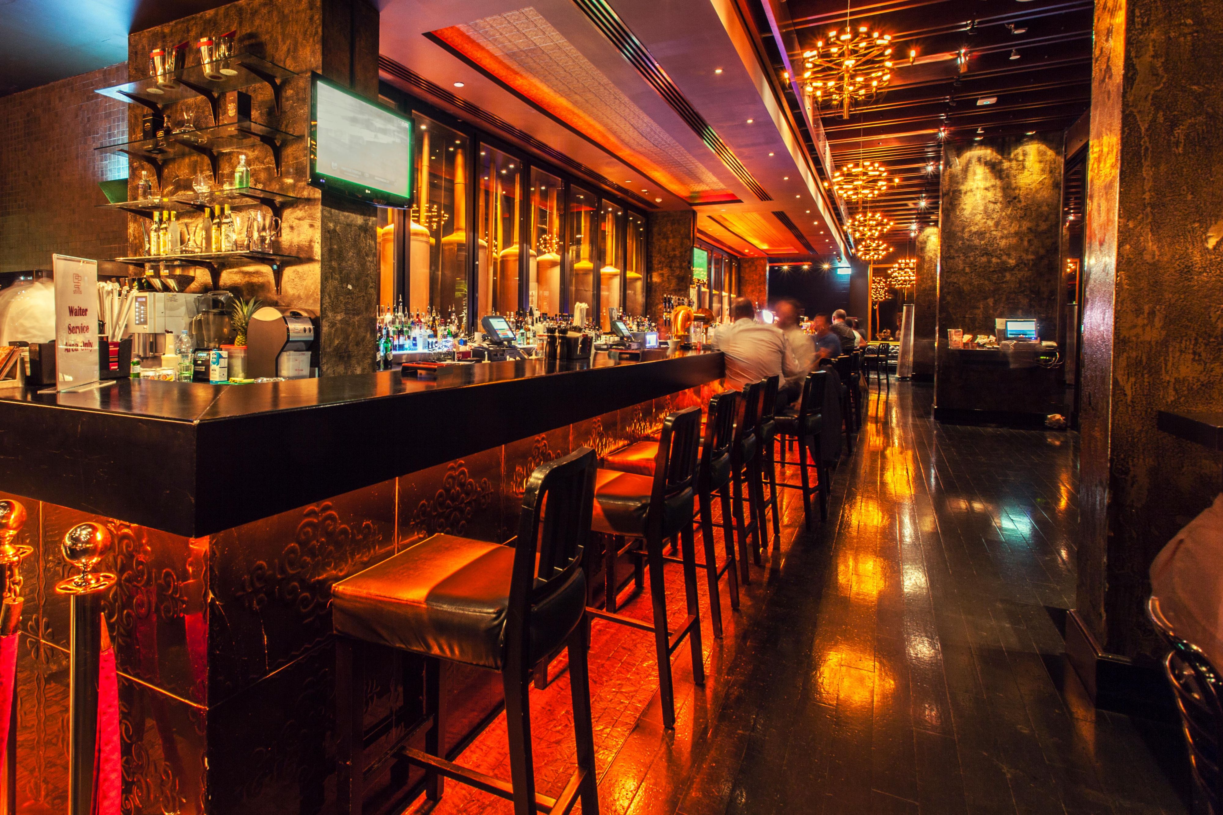 During your stay, make sure to experience having your favourite drink at the longest bar in Abu Dhabi. Stills Restaurant & Bar serves signature European dishes and an extensive range of international draught beers and spirits.
