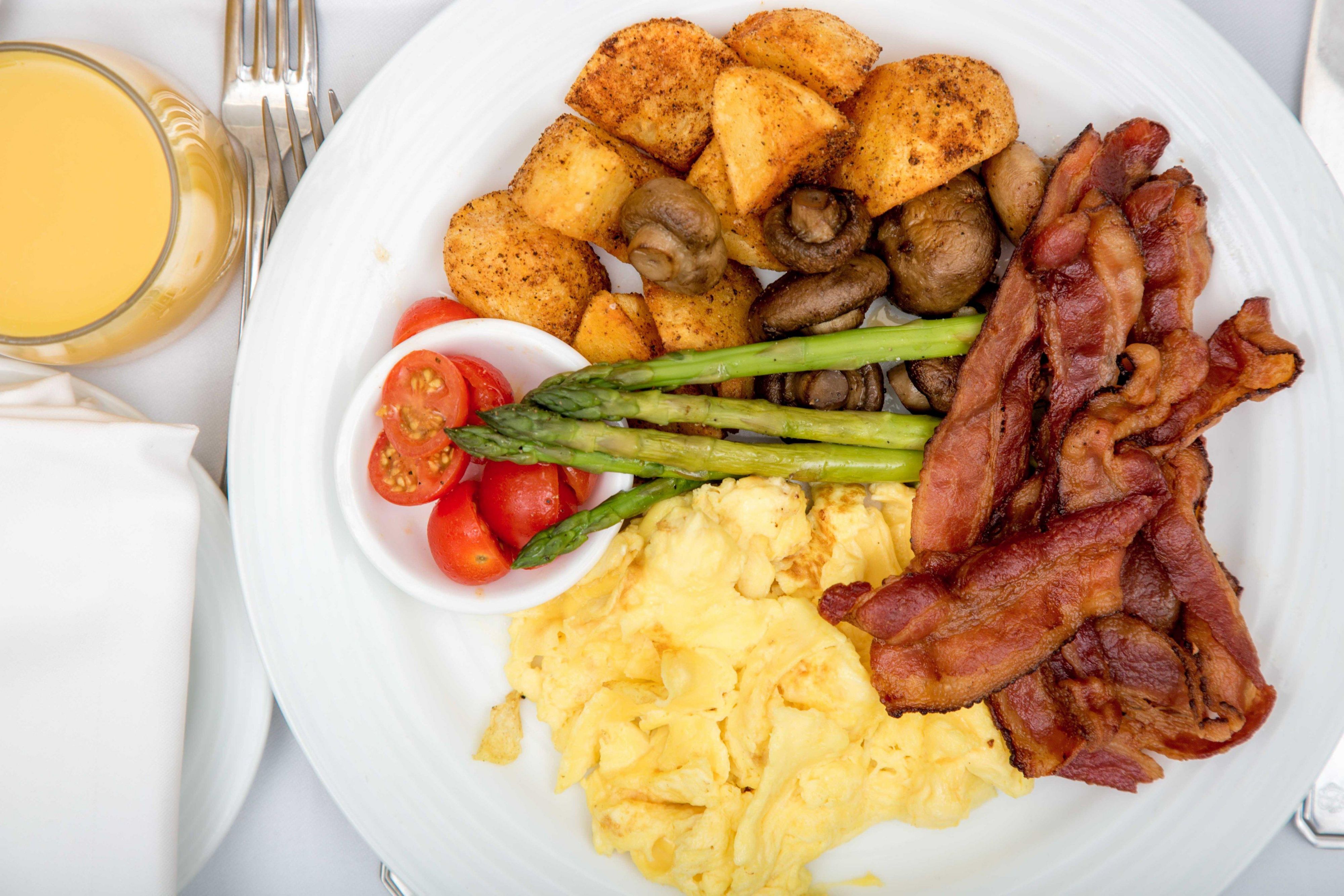 Start each "Suite" day right with our Hot Breakfast and Freshly prepared favorites.
Breakfast Times begin Monday-Friday from 6:30am-9:30am. Saturday & Sunday from 7:00am-10:00am.