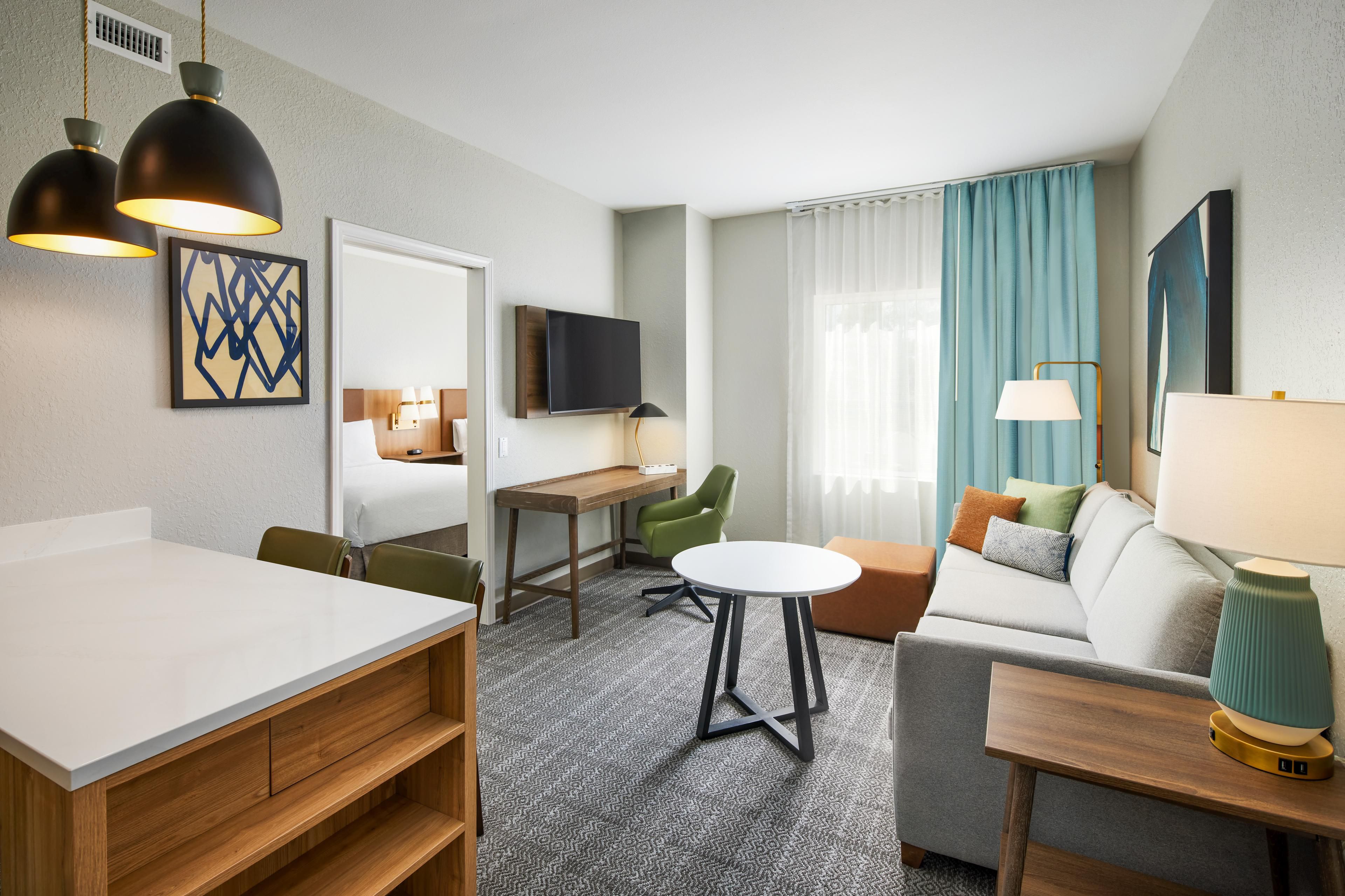 We offer all of the comforts of home. Whether you are relocating or traveling for work, we feature everything you need to make your stay as comfortable as possible. Full kitchens, spacious workspace, onsite complimentary laundry, daily breakfast and weekday evening social. 