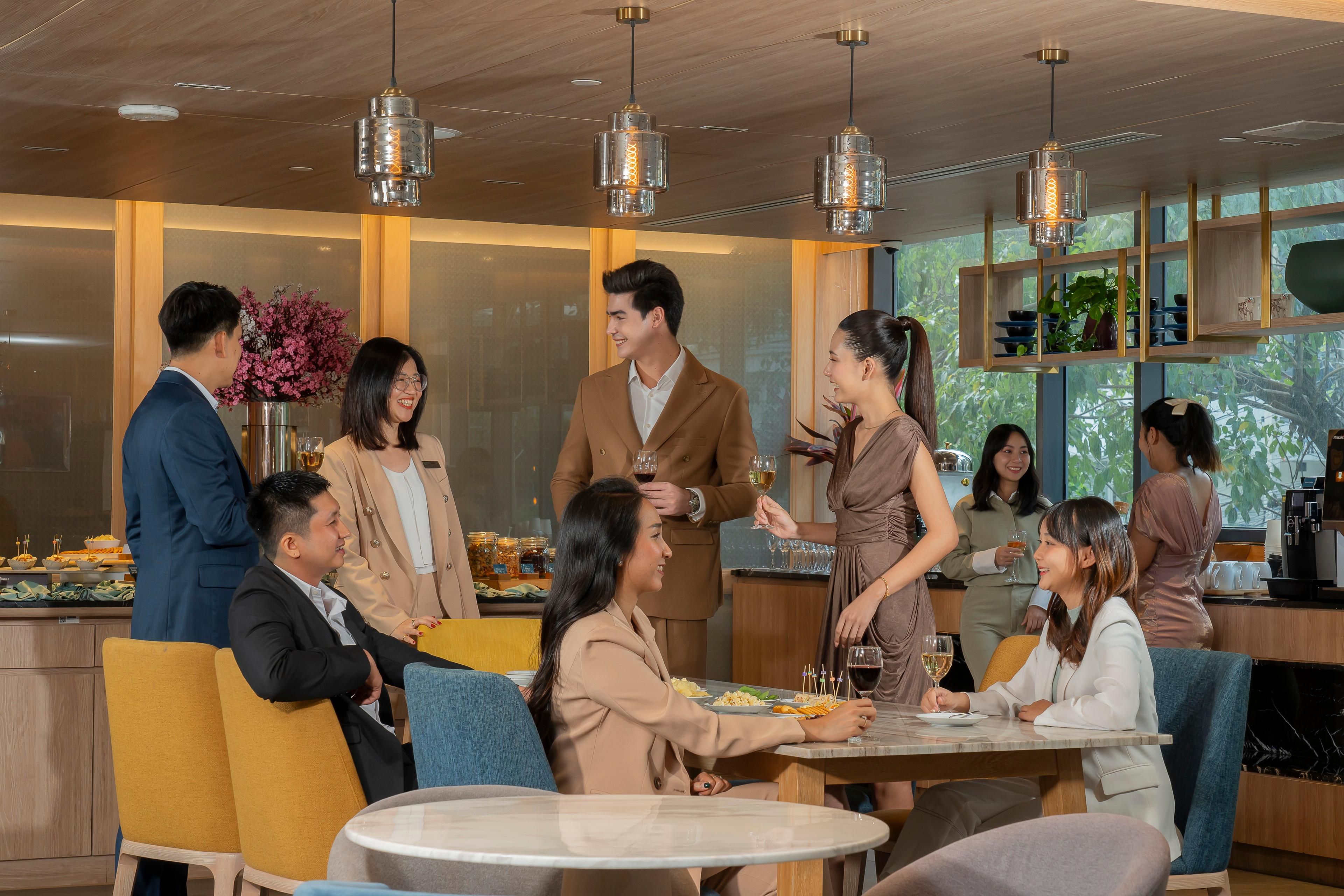 The Social Happy Hour for you to relax and refresh with complimentary appetizers and drinks on Monday, Wednesday and Friday evenings along with friends and family at Staybridge Suites Bangkok Thonglor.