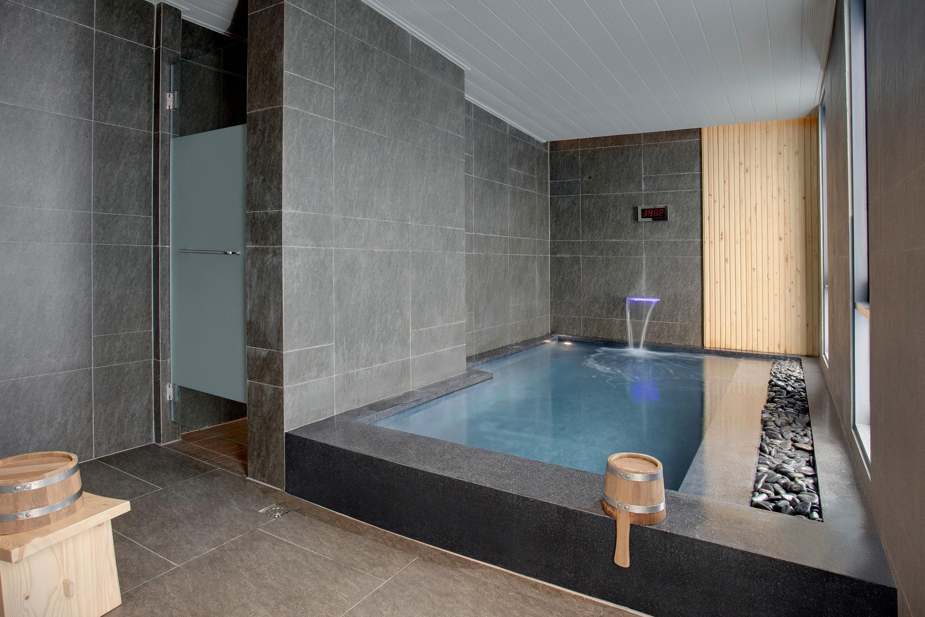 Available daily from 6:00 a.m. to 11:00 p.m. Exclusive to in-house guests, with separate male and female areas.