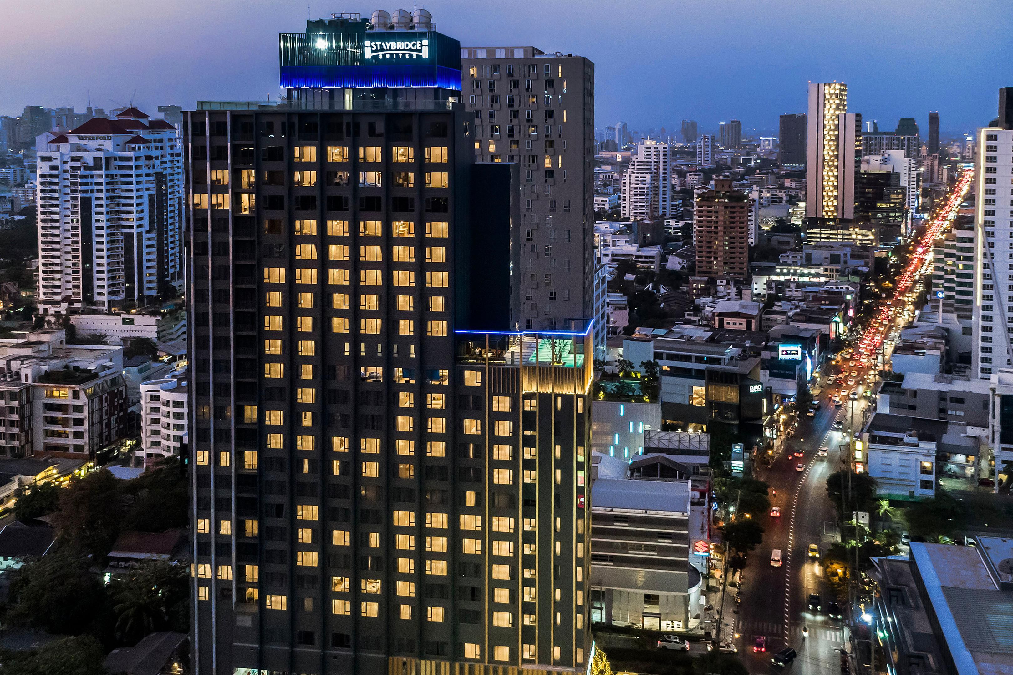 Immerse yourself in Asia's "hippest district" where creativity meets tradition. Art galleries showcase emerging Thai artists, while innovative restaurants blend authentic flavours with modern techniques. As the sun sets, Thonglor transforms into a sophisticated nightlife destination with everything from craft cocktail bars to live music venues.