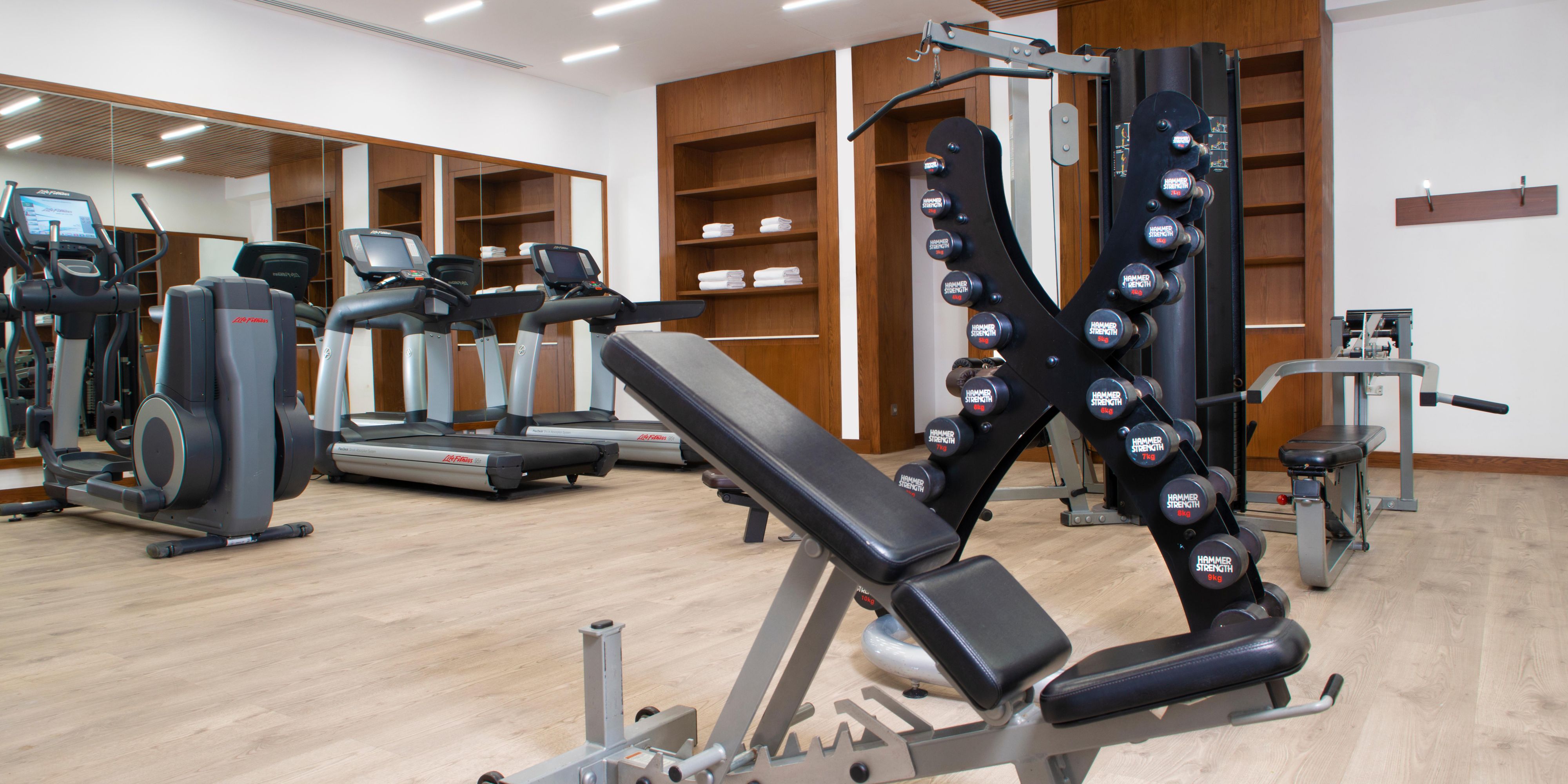 하루 24 시간 이용할 수 있는 체육관에서 루틴을 지키세요