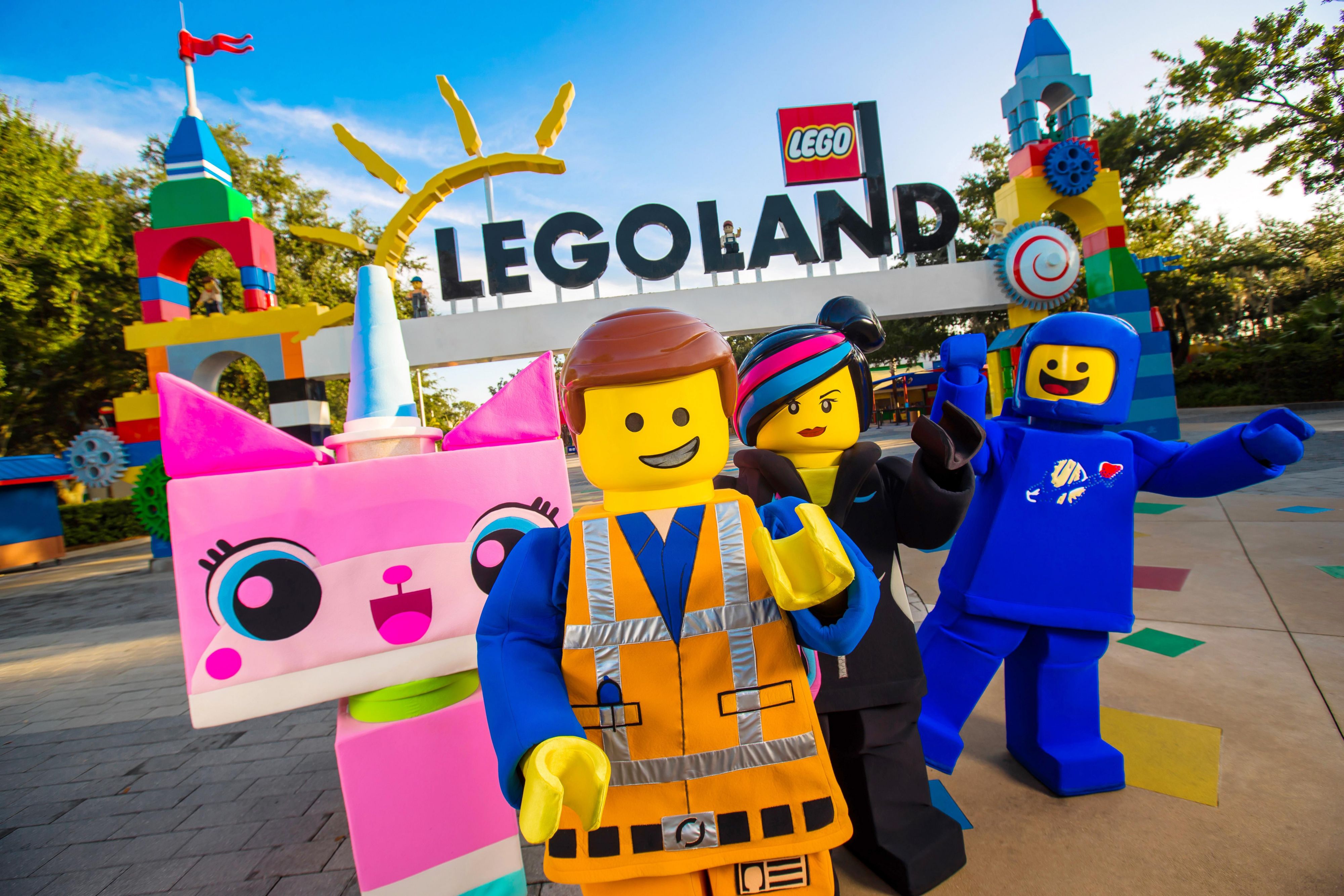 Celebrate Halloween at LEGOLAND® California with Brick-or-Treat! Enjoy festive shows, themed rides, and costume contests, plus trick-or-treating and LEGO® pumpkin patches. Perfect for family fun in a kid-friendly, spooky setting!