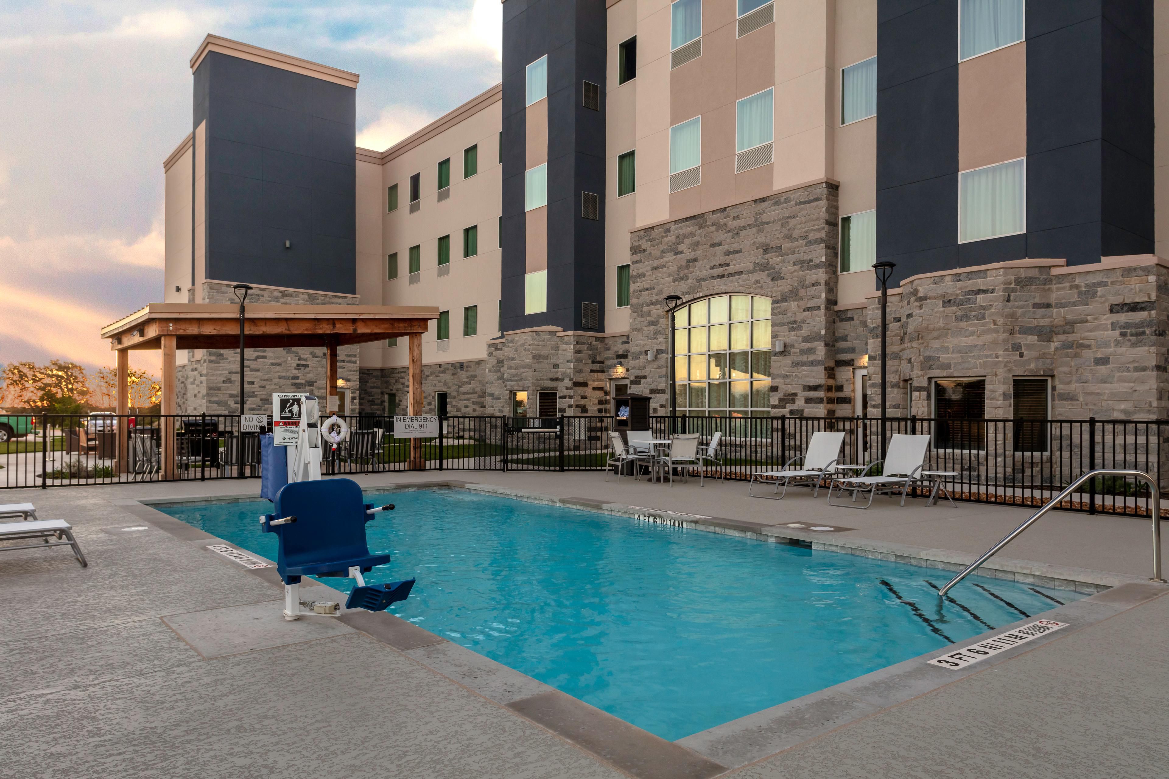 Escape the Texas heat and indulge in the refreshing waters of our outdoor pool, conveniently open daily from 6 a.m. to 10 p.m. Whether you prefer to start your day with an energizing swim or unwind in the evening with a peaceful dip, our pool area is designed for your relaxation and enjoyment.