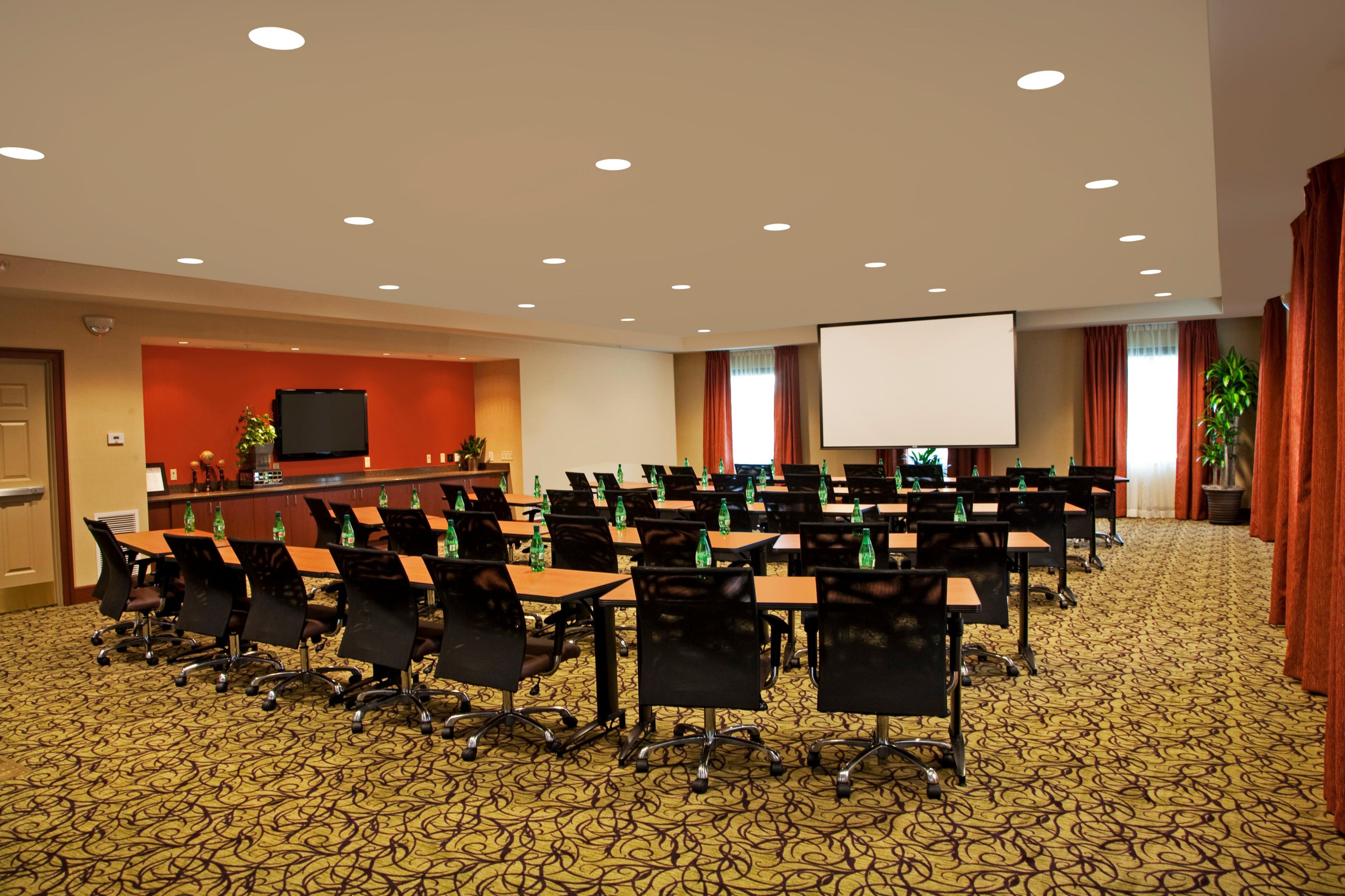 Elevate your meetings and events in our high-tech, 1,500 sq ft venue for up to 60 guests. Bathed in natural light, our flexible space is ideal for conferences, weddings, and corporate training. With planning and catering services, plus group rates on our residential-style suites, we turn ordinary gatherings into extraordinary events. 