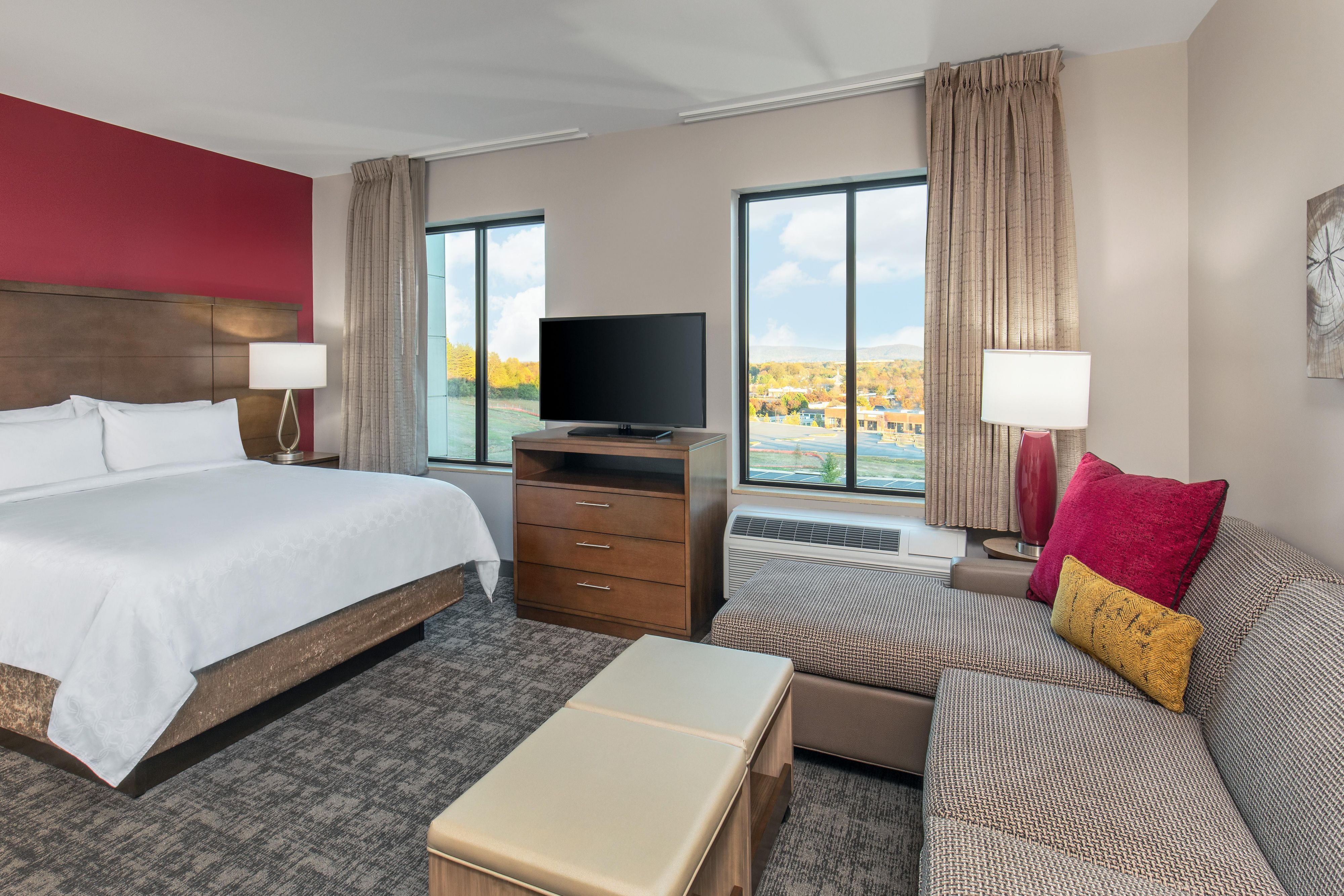 バレンタインデーに備えて、ロマンチック ゲッタウェイ パッケージをご予約ください。パッケージには、チョコレート、花、スパークリング白ワインのボトルが含まれています。