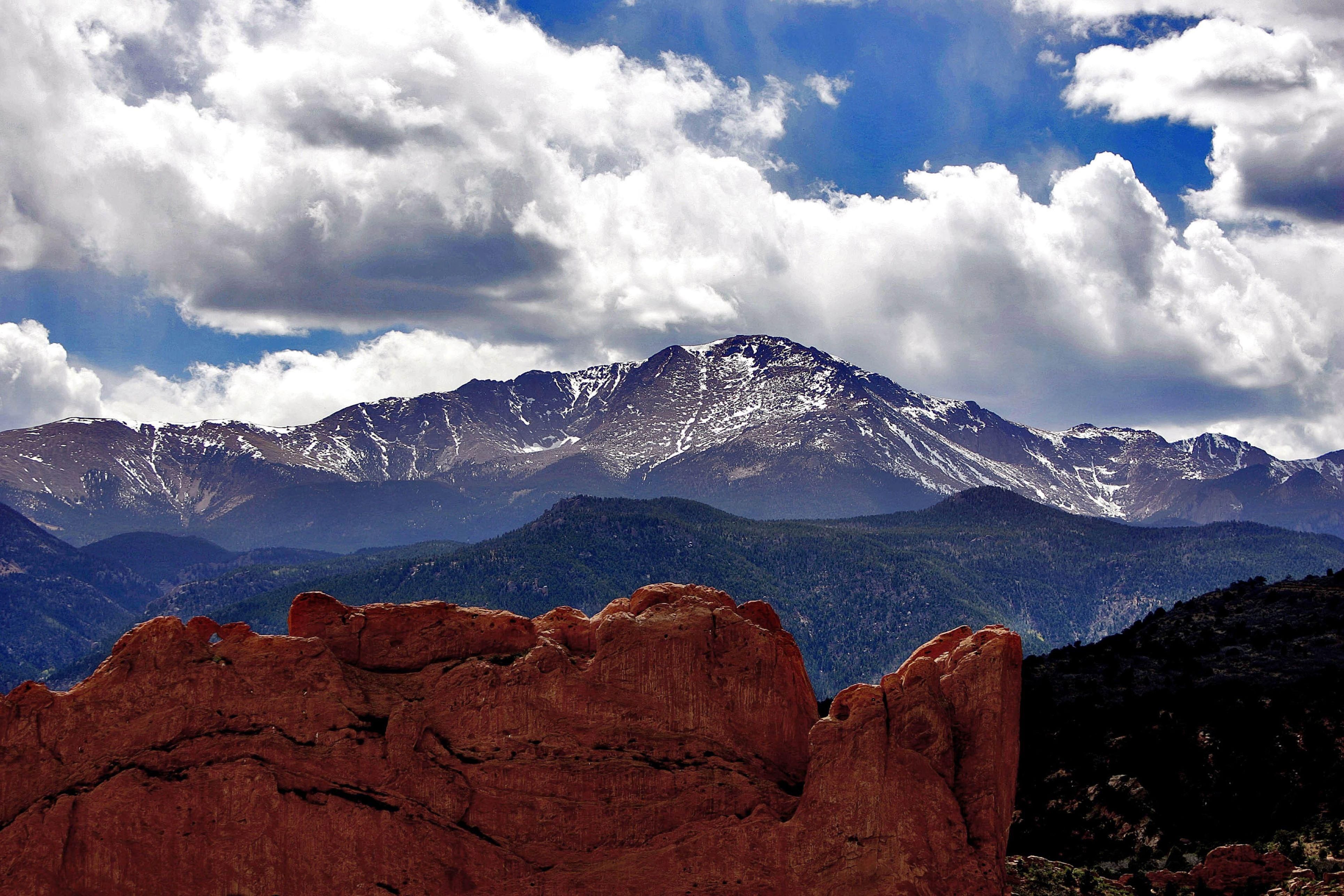 Pike's peak. Гора Пайкс пик Колорадо. Пайкс пик скалистые горы. Пик пик в национальном парке Пайк. Темный пейзаж горы.