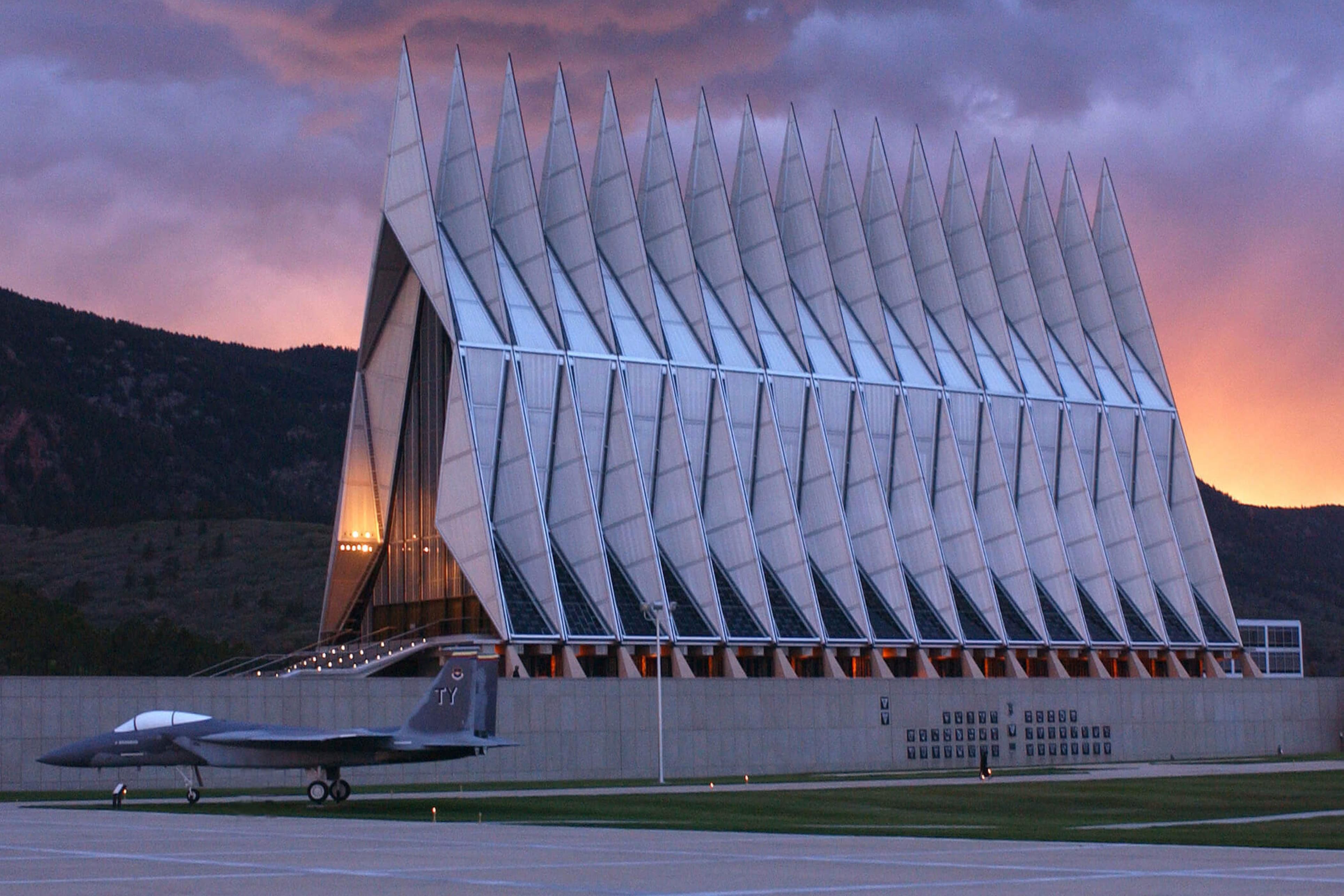 Air academy. Кадетская часовня Академии ВВС США. Академия ВВС США Колорадо Спрингс здание. Часовня Академии ВВС США Колорадо. Кадетская часовня при Академии ВВС США В Колорадо.