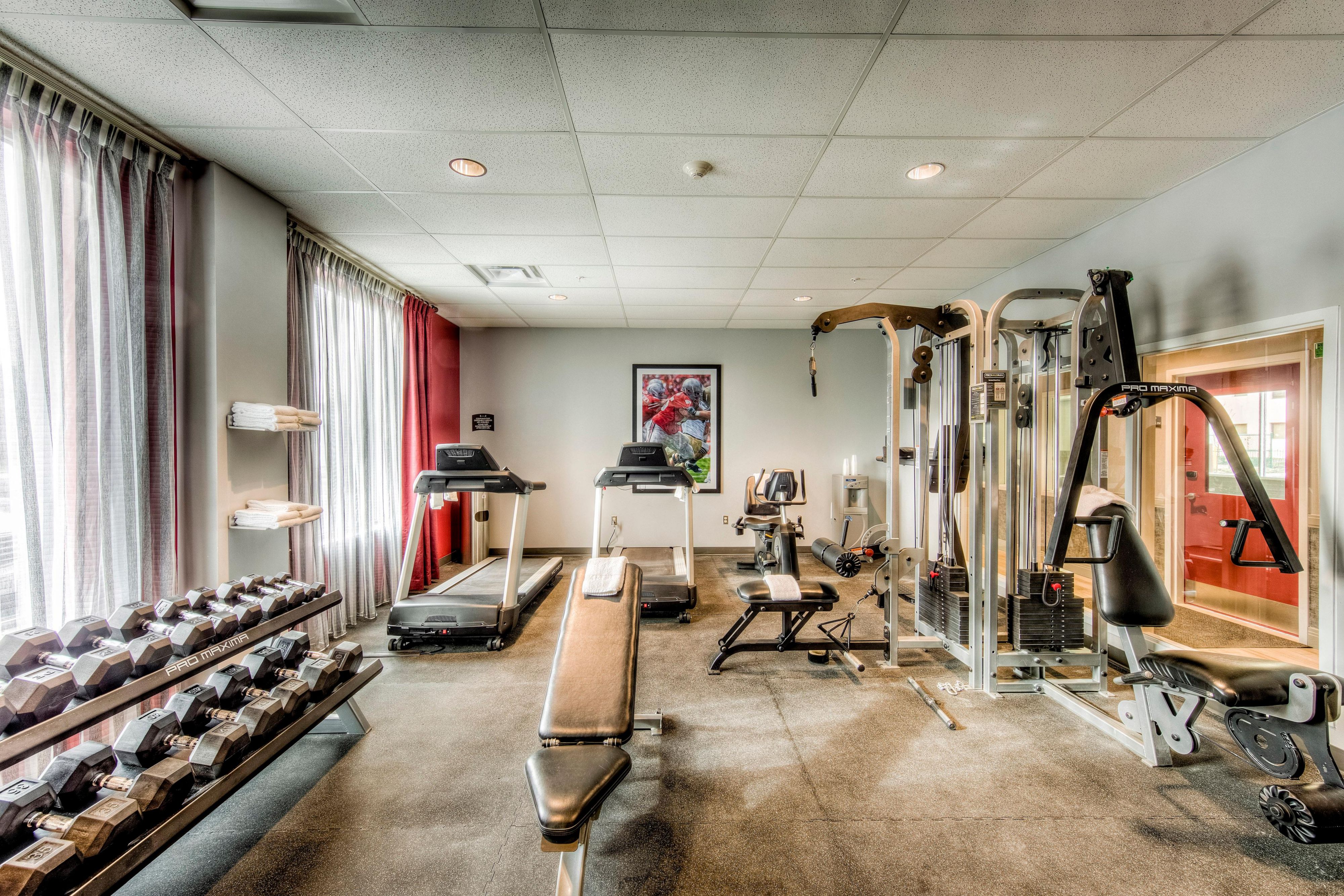 24/7 fully-equipped fitness center
