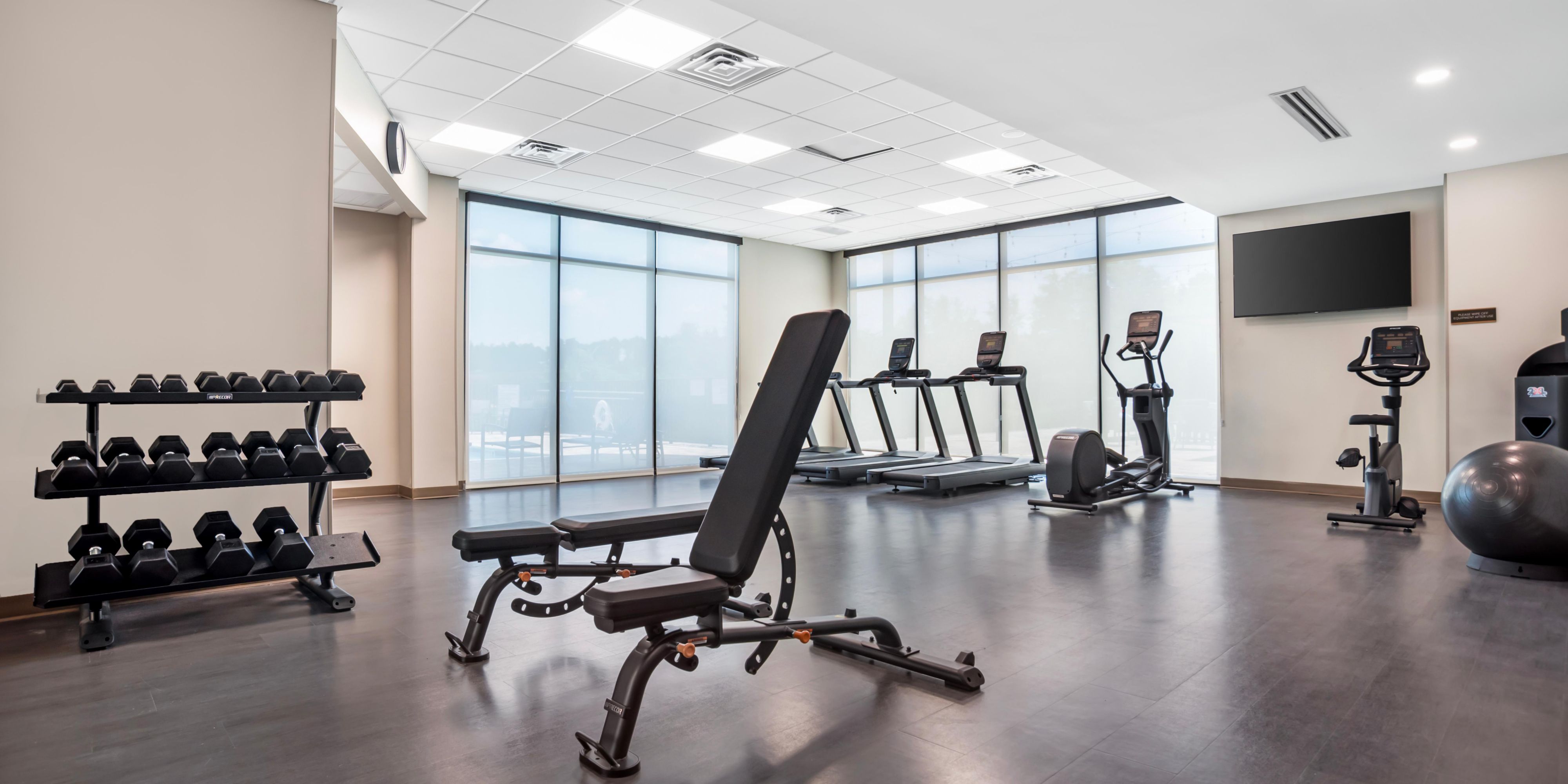 Manténgase en forma con nuestro centro de fitness totalmente equipado.