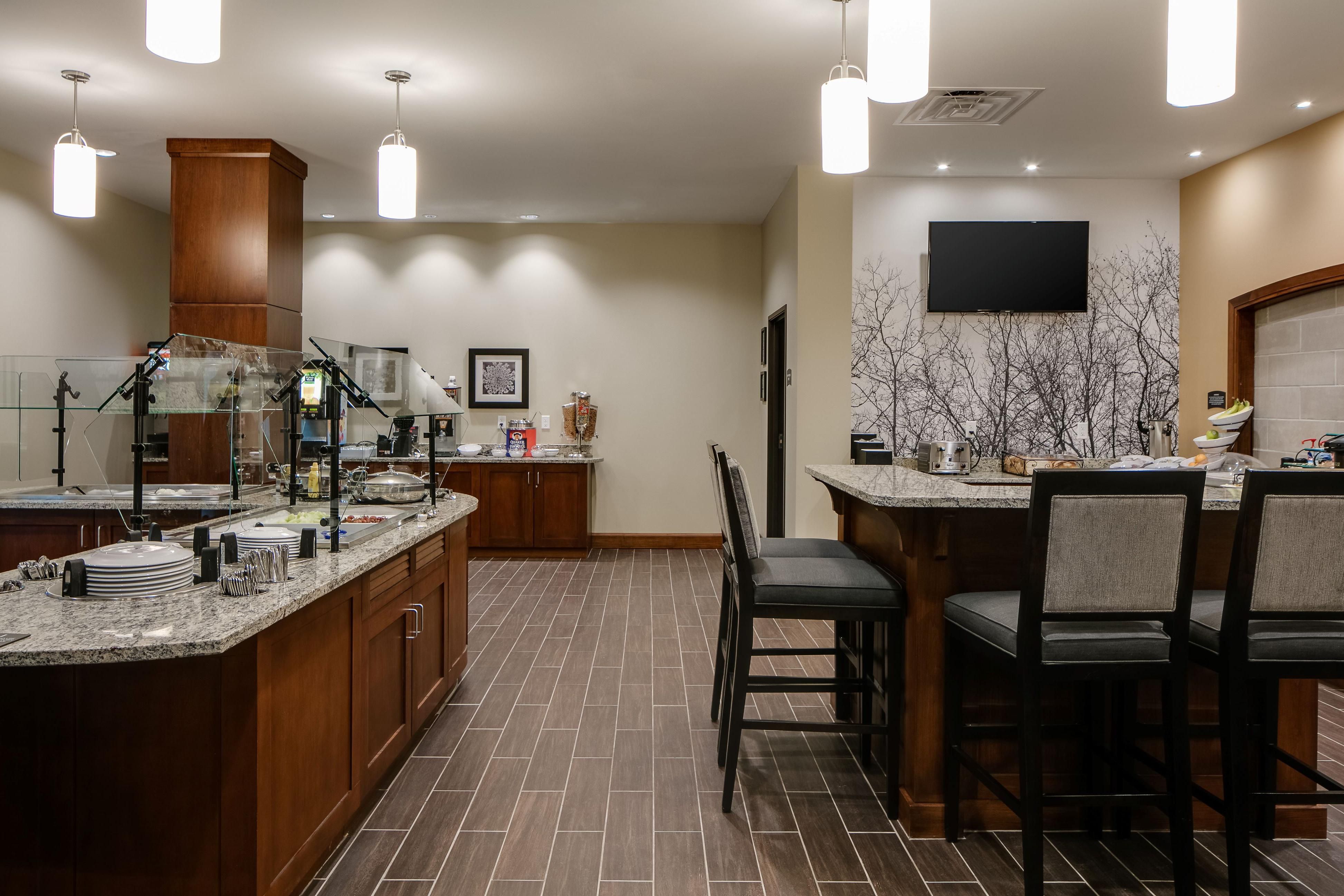 We are back to serving our full hot breakfast buffet daily while keeping guests and staff safe. Enjoy scrambled eggs, bacon or sausage, yogurt, cereal, muffins, breakfast bars, fresh fruit, coffee, juice and tea. Breakfast is served Mon-Fri 6:30am-930am and Sat-Sun 730am-1030am.