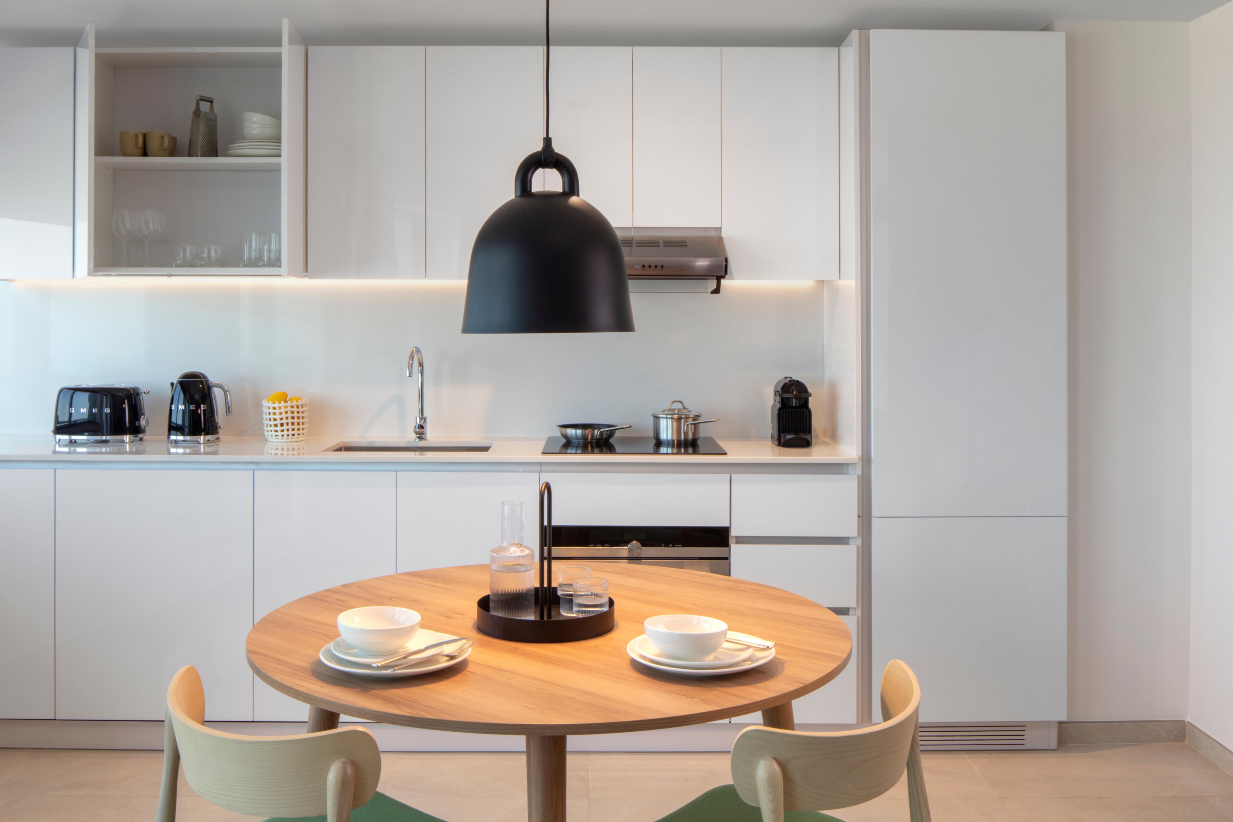 Staybridge Suites Dubai Financial Centre is made to be lived in, whether you are staying for a week, a month or a year. Every unit features its own fully-equipped kitchen with top of the line Siemens and SMEG appliances, including your very own dishwasher and washing machine. Feel the all-day freedom that you’ll simply never get in a typical hotel.