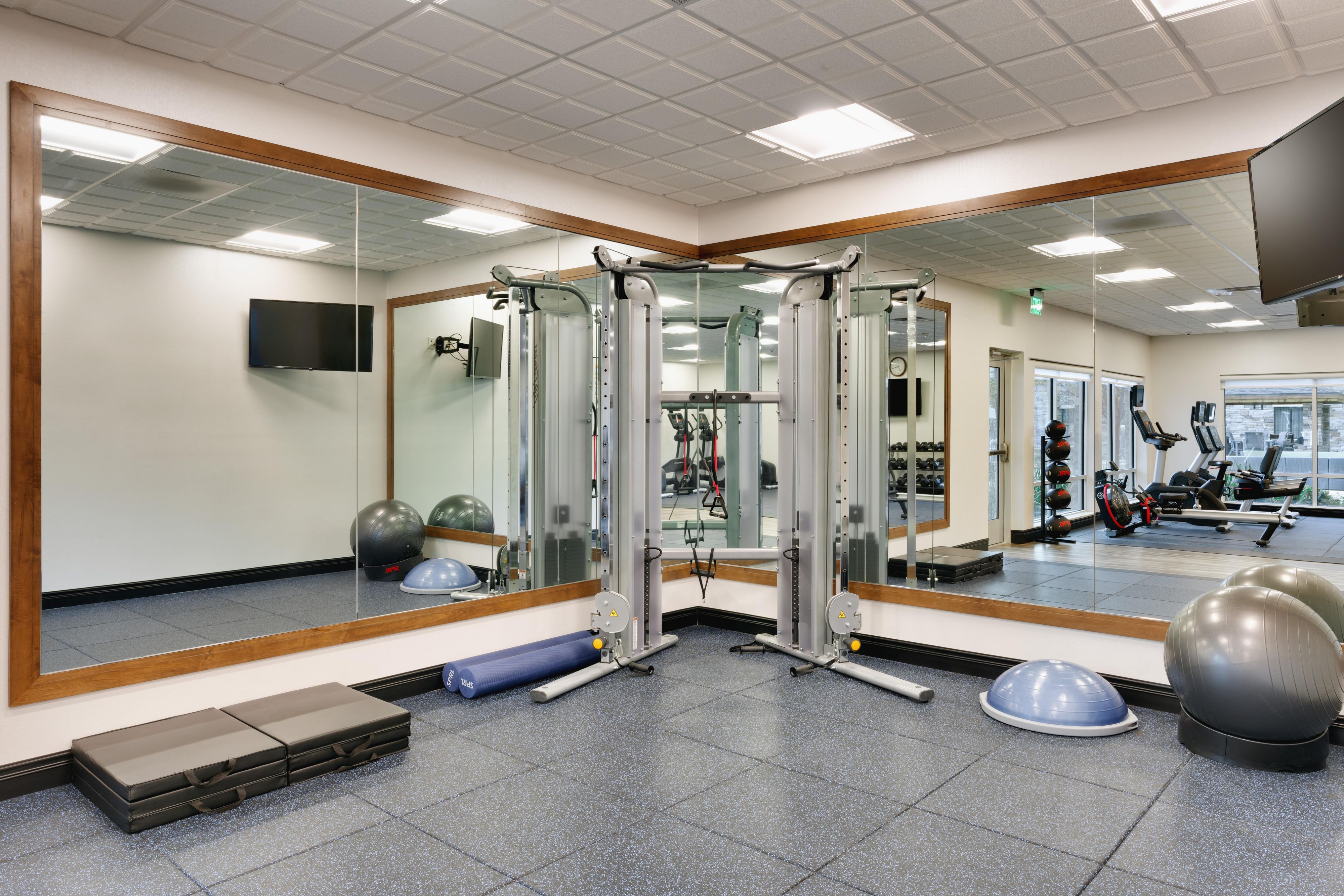 24/7 free fully-equipped fitness center at Staybridge Suites