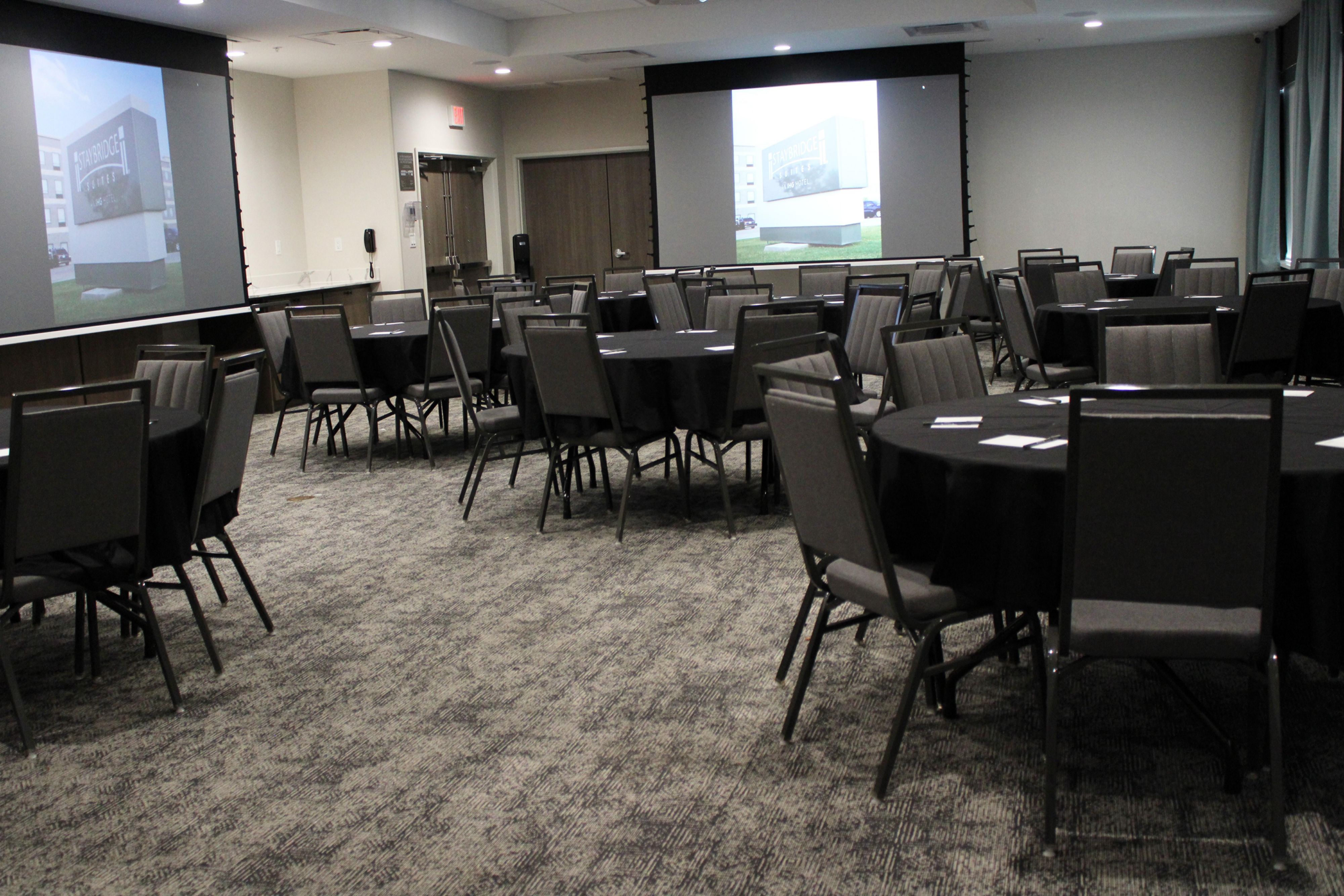 With over 1,100 sq ft, our Cowboys room can fit up to 60 guests to hold special events and meetings. With numerous seating and table configurations, the hotel can make your next small event or meeting to your vision. 