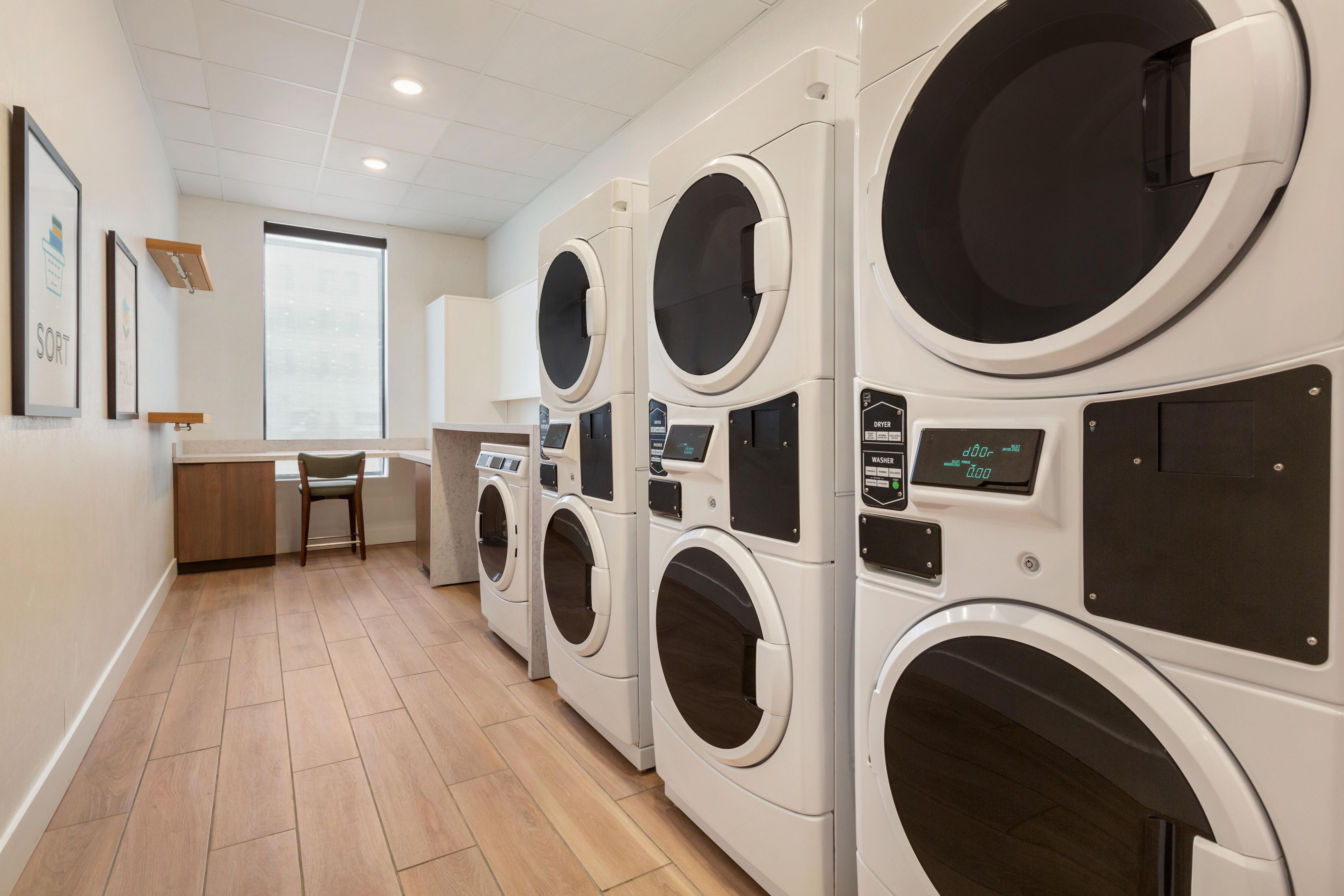 请在方便的时候随时使用我们的免费24 / 7洗衣设施。

